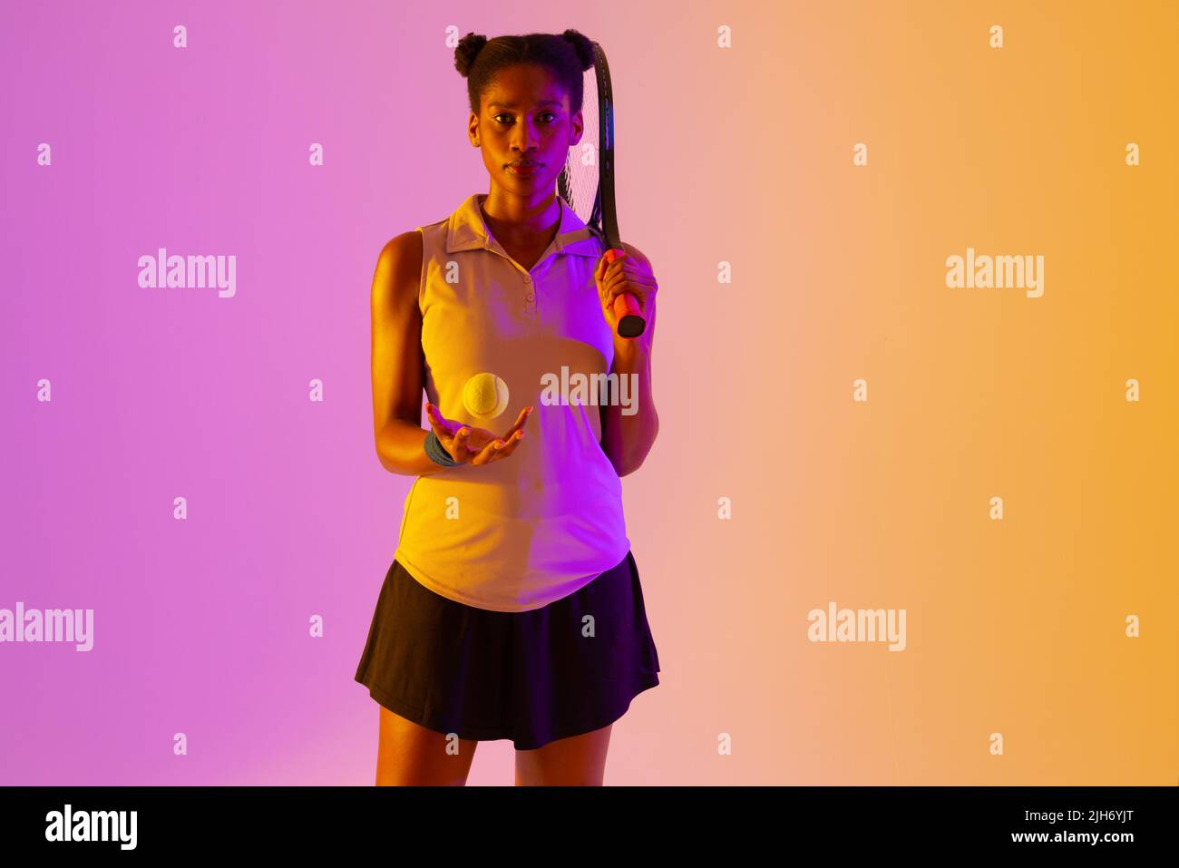 Image d'une joueuse de tennis afro-américaine dans un éclairage violet et jaune fluo Banque D'Images