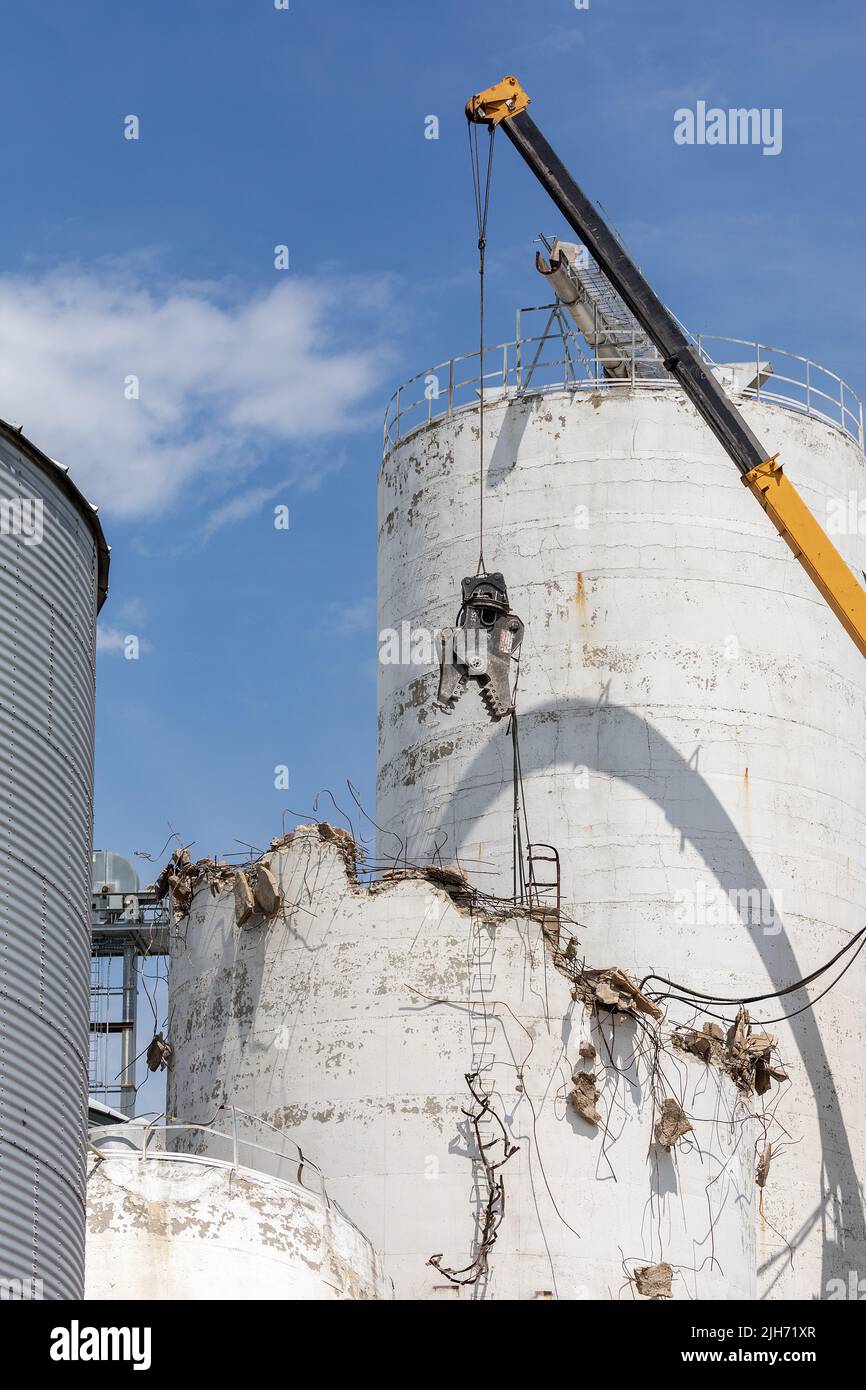 Démolition de silos à céréales en béton à l'élévateur de grain AgriWay