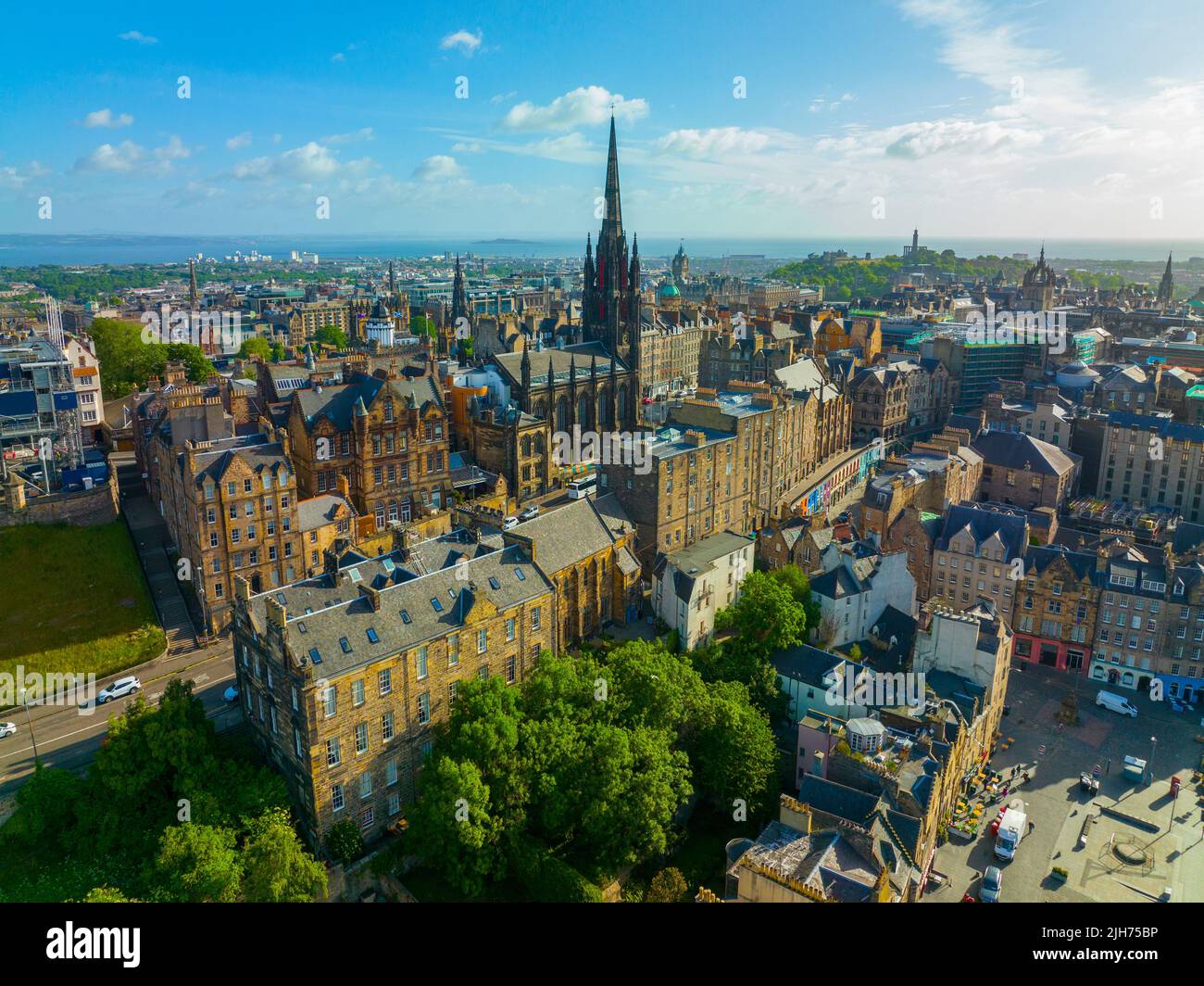 Old Town and Tollbooth Church sur la vue aérienne de Royal Mile à Édimbourg, Écosse, Royaume-Uni. La vieille ville d'Édimbourg est un site classé au patrimoine mondial de l'UNESCO depuis 1995. Banque D'Images