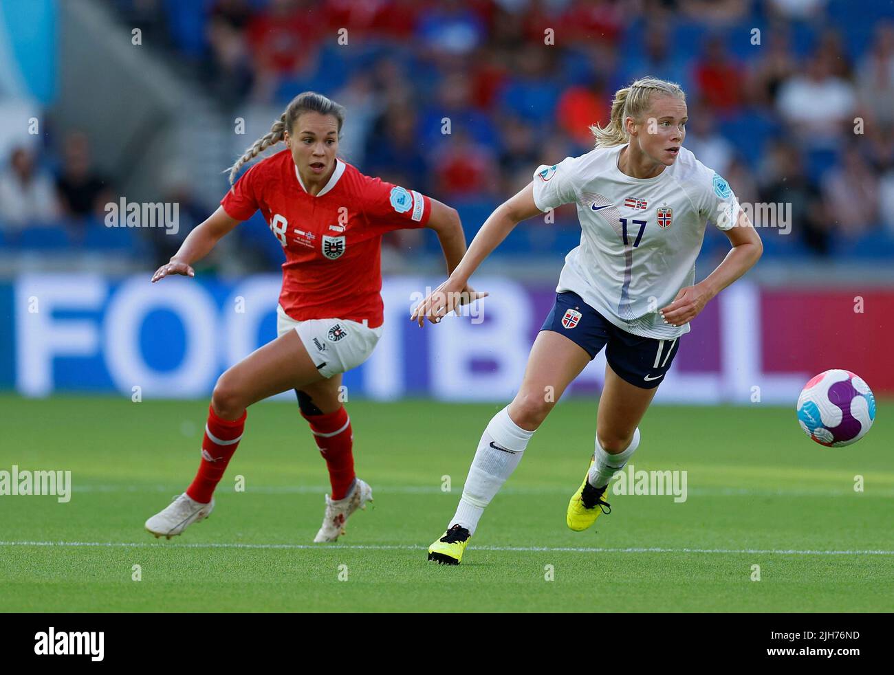 ROYAUME-UNI. 15th juillet 2022. Firo : 15.07.2022 football, football, UEFA WOMEN 2022, femmes EM 2022 Angleterre, Championnat d'Europe 2022, Autriche - Norvège c. Left Julia Hickelsberger-Fueller (18 Autriche) et Julie Blakstad (17 Norvège) Credit: dpa Picture Alliance/Alay Live News Banque D'Images