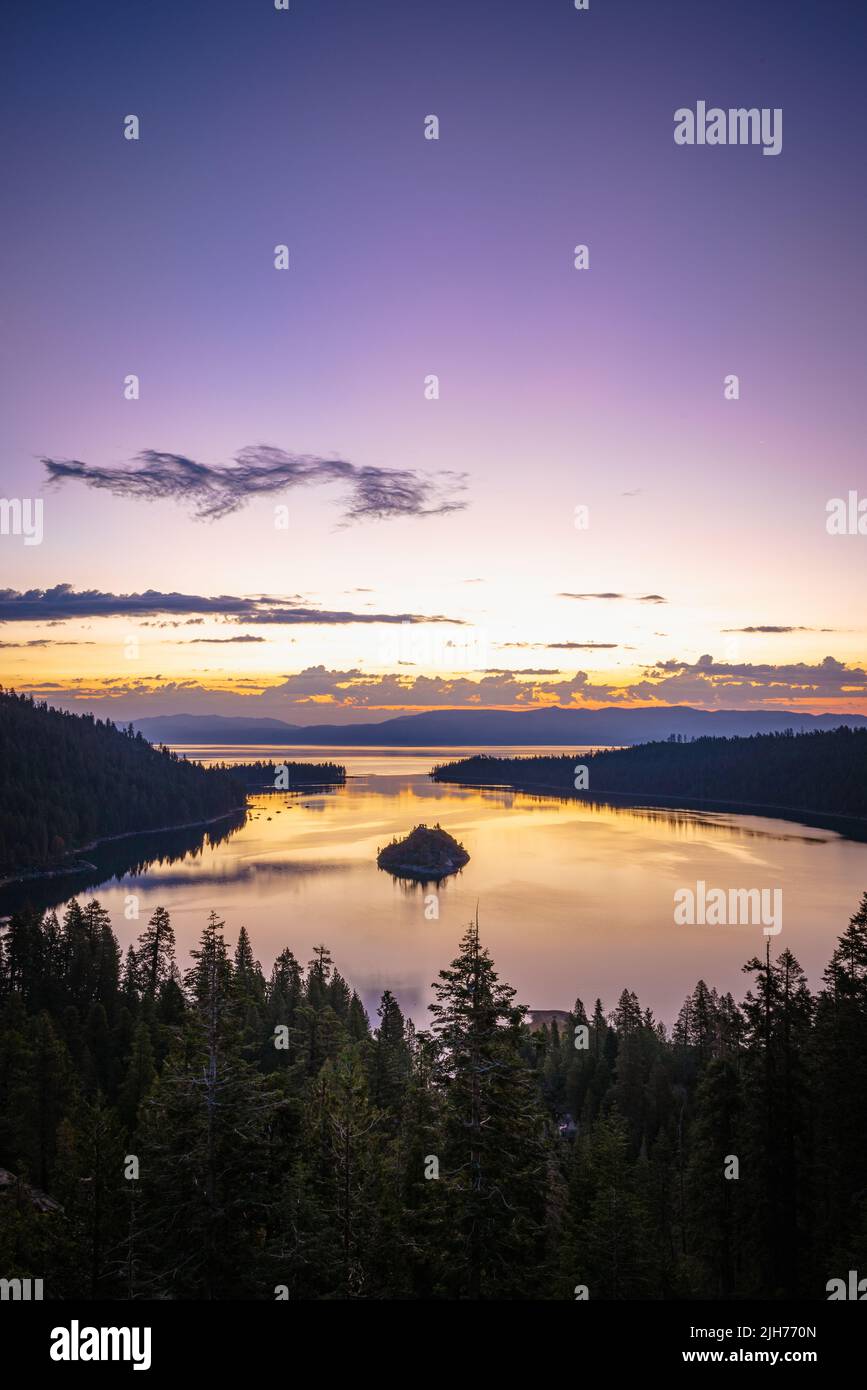 Lever de soleil de l'heure bleue en orientation portrait au-dessus d'Emerald Bay à Lake Tahoe CA Banque D'Images