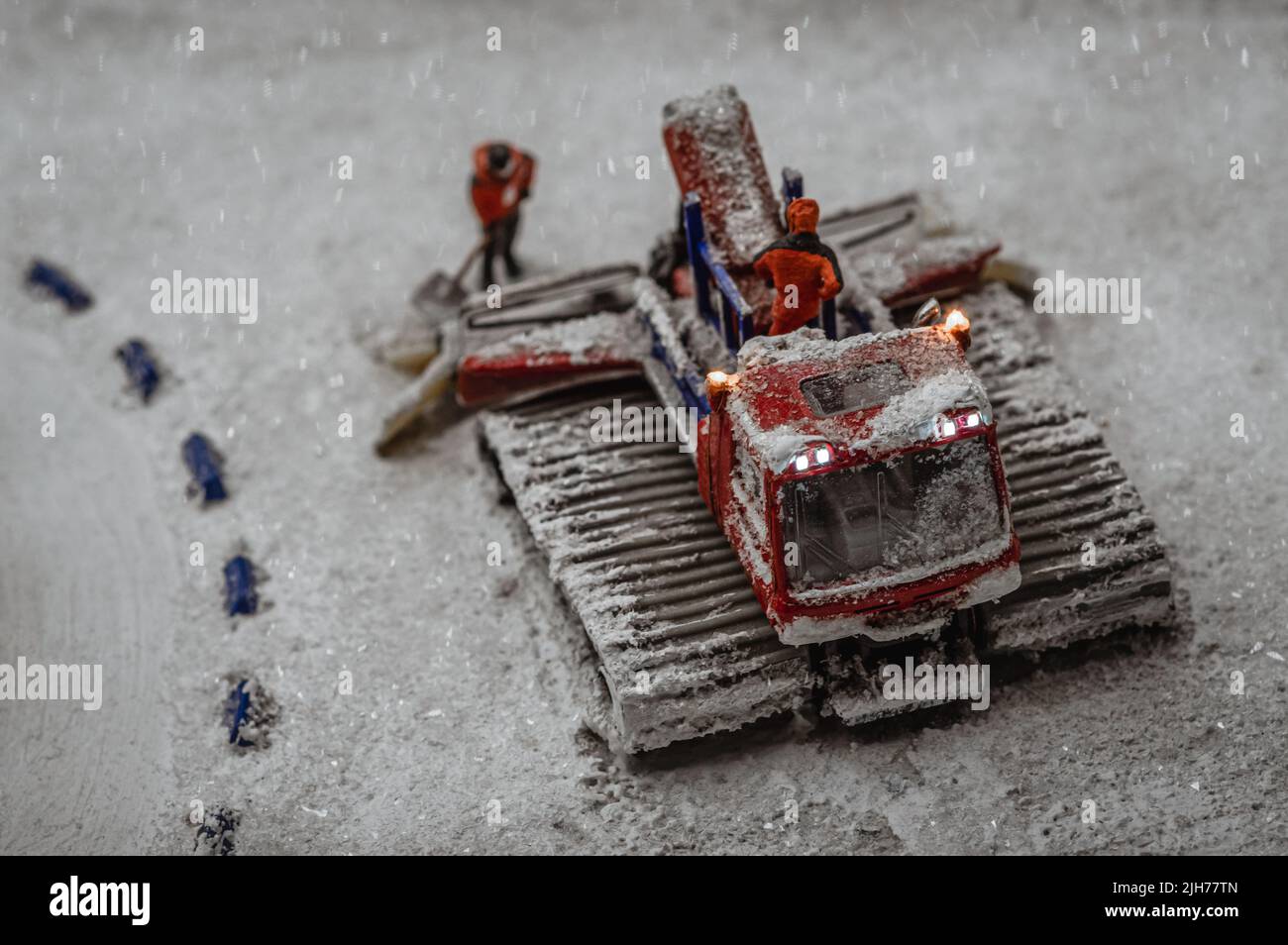 Représentation jouet d'un tracteur caterpillar déneigement de la route. Banque D'Images