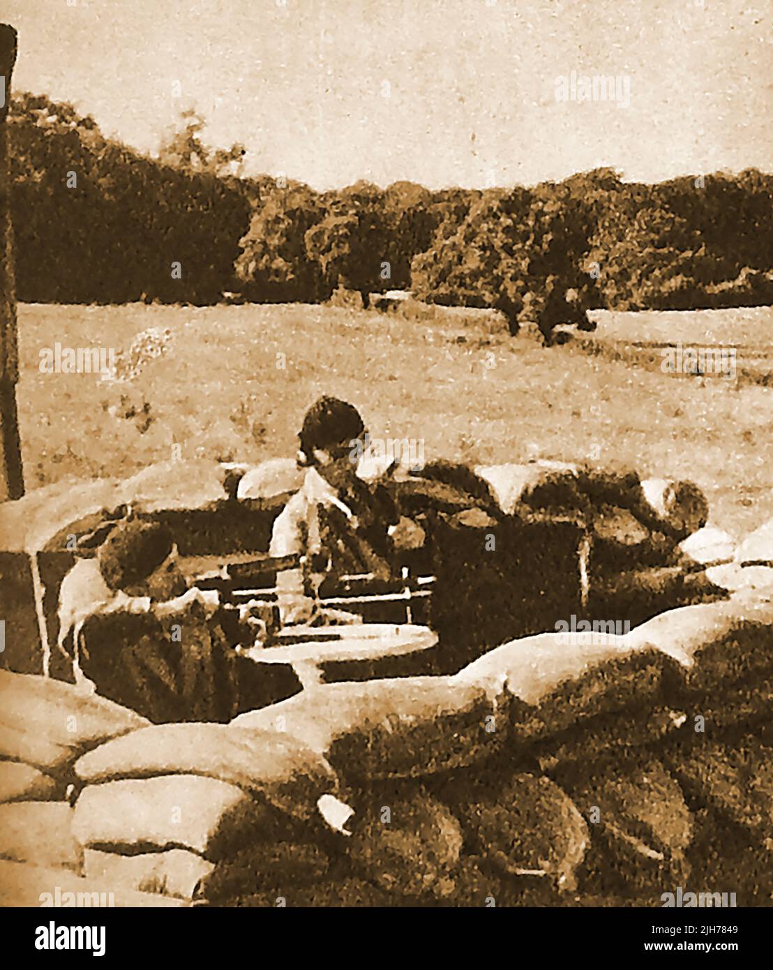 Guerre mondiale 2 , précautions anti-aériennes -- Seconde Guerre mondiale - les soldats du corps royal d'observateurs britannique sont à l'origine d'un poste d'observation sur le terrain. Banque D'Images
