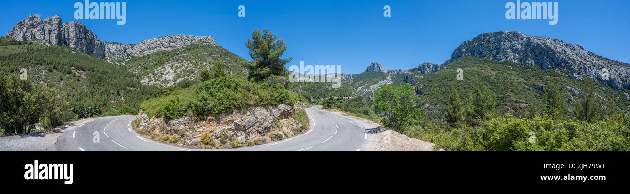 Route de montagne courbée et vue panoramique sur le paysage autour de 'vallon St Pons' près de Gemenos dans le département des Bouches-du-Rhône, France Banque D'Images