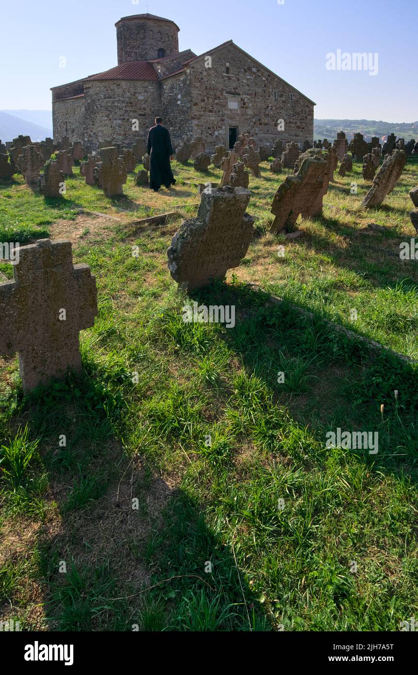 Cimetière et église orthodoxe serbe médiévale de Saint Apôtres Pierre et Paul en Serbie Banque D'Images