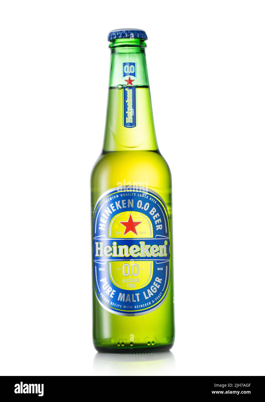 LONDRES, Royaume-Uni - 01 JUIN 2022: Heineken alcool bière blonde libre sur blanc. Produit de Hollande. Banque D'Images