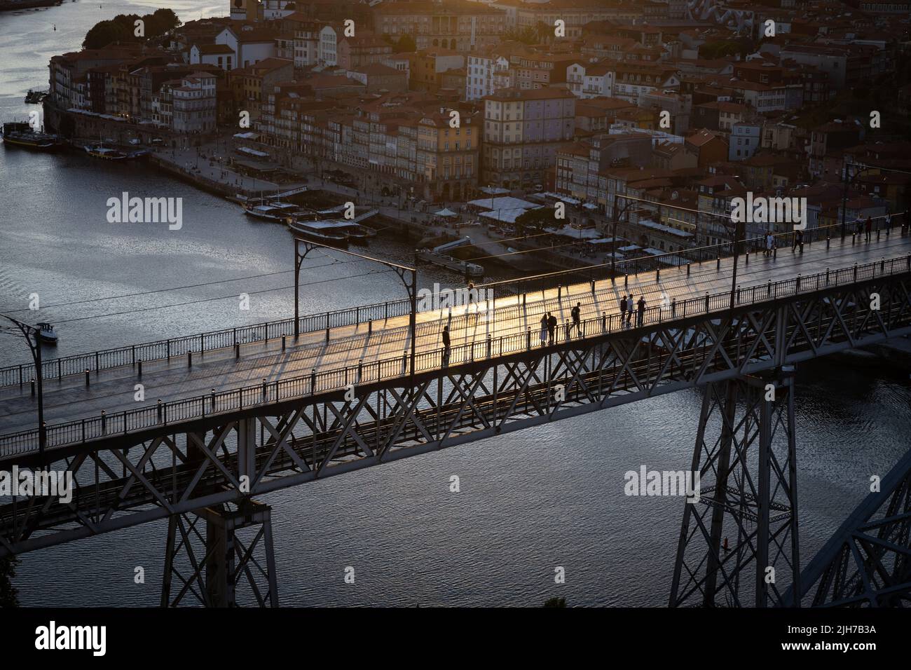 Coucher de soleil sur le pont Ponte Dom Luís I et le quartier Ribeira de Porto ; Portugal. Banque D'Images