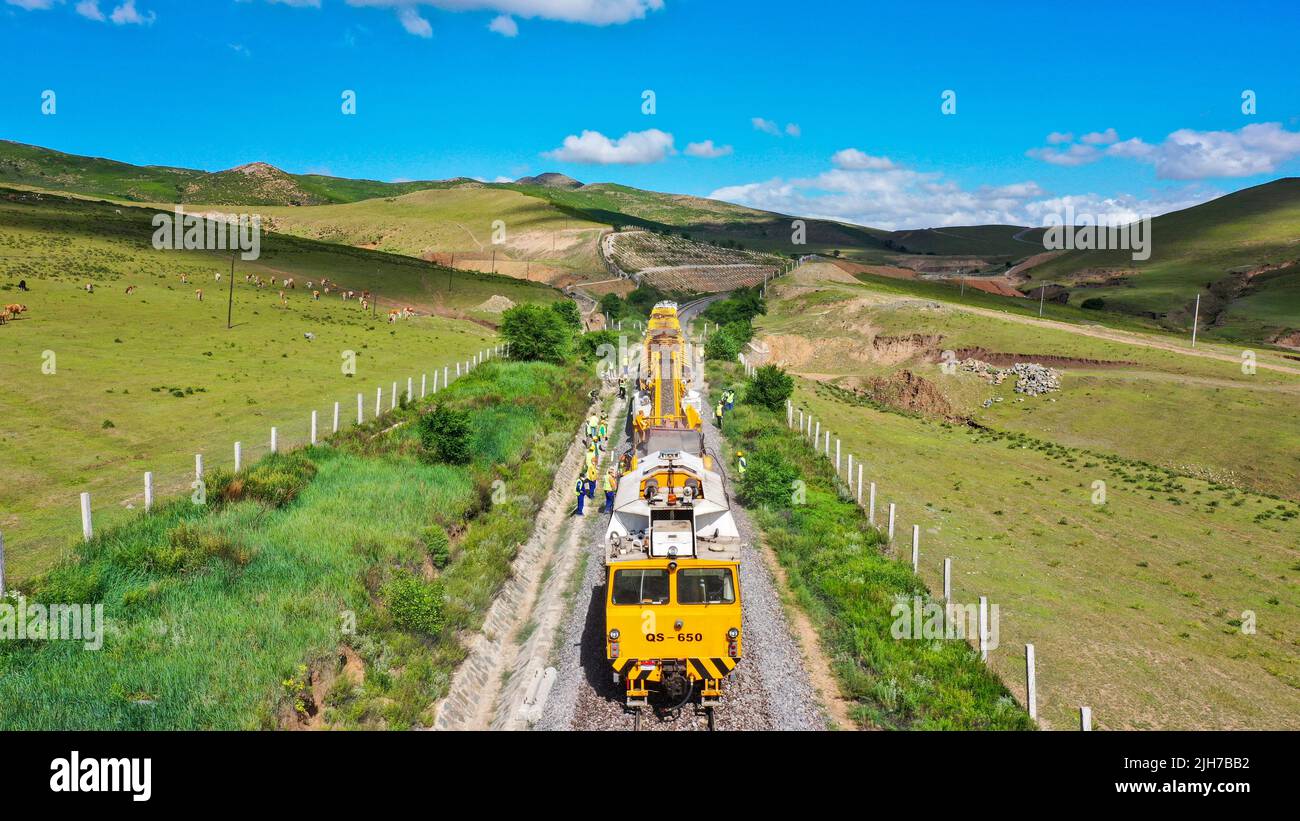 CHIFENG, CHINE - 14 JUILLET 2022 - Un camion de terrassement nettoie la saleté d'un lit de blindage sur le chemin de fer de Chifeng à Chifeng, dans l'Autonom de la Mongolie intérieure de la Chine du Nord Banque D'Images