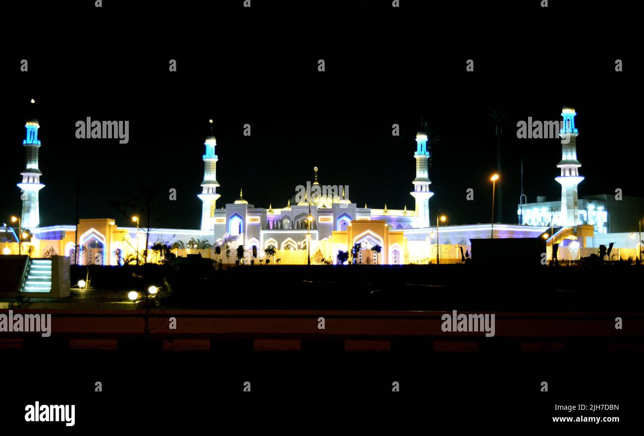 Scène nocturne d'une grande mosquée au Caire Egypte avec de multiples dômes et minarets pleins de lumières colorées, les musulmans exécutent leurs cinq prières du jour Banque D'Images