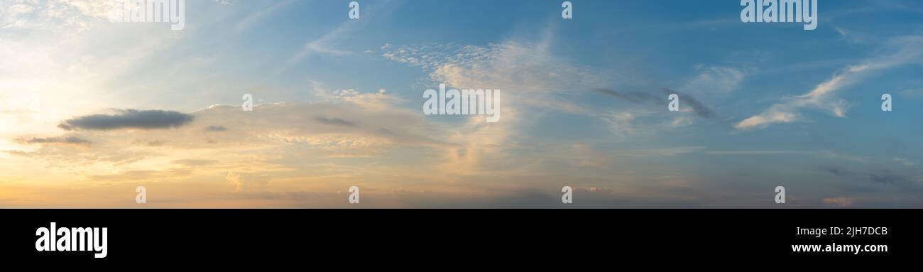 Photo panoramique du coucher de soleil ciel nuageux Banque D'Images