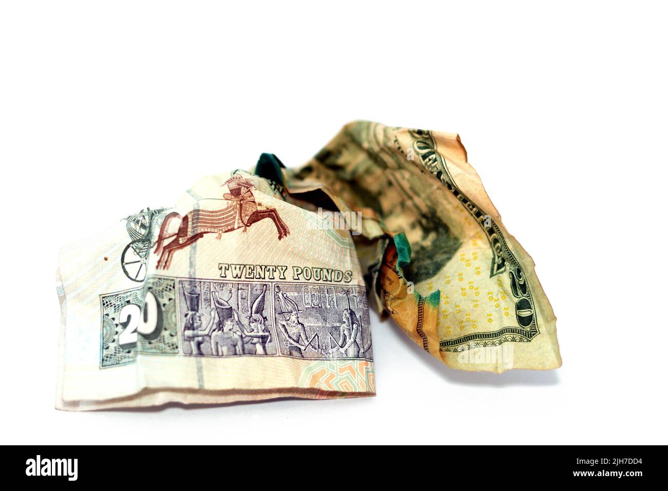Écrité froissée note d'argent américain de 20 $ vingt dollars de facture et 20 LE vingt livres d'Egypte billet d'argent isolé sur fond blanc, econom Banque D'Images