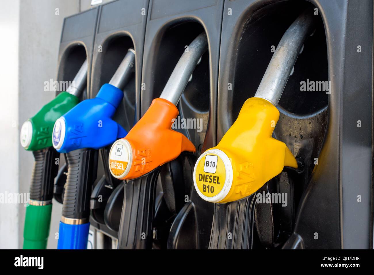 Ou Trouver Du Carburant B10 Vue rapprochée d'une pompe à carburant à quatre buses dans une  station-service en France qui distribue B10 et B7 diesel et E85 « éthanol  plus pur » et E10 essence Photo Stock -