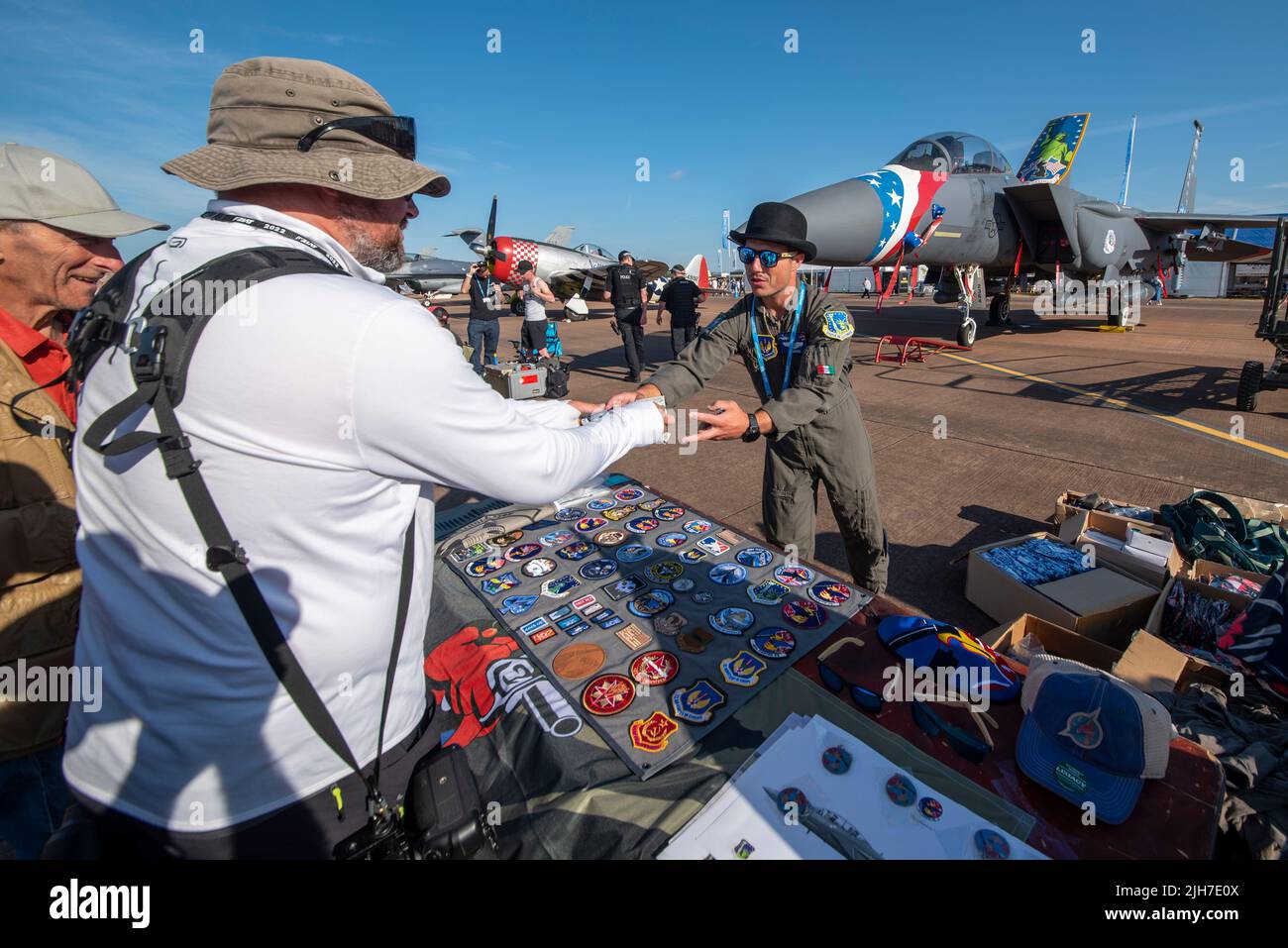 RAF Fairford, Gloucestershire, Royaume-Uni. 16th juillet 2022. L’un des plus grands spectacles aériens au monde est revenu après une pause de 3 ans en raison de la pandémie de cavid qui a conduit les forces aériennes internationales, les équipes d’exposition et les foules énormes dans les Cotswolds. USAF F-15E Strike Eagle avion de chasse et équipage de RAF Lakenheath vendant des souvenirs Banque D'Images
