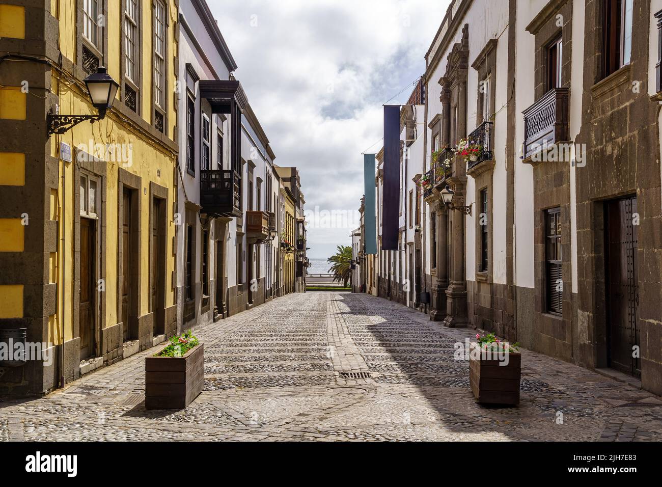 rue avec des maisons anciennes, pittoresques et charmantes aux couleurs vives dans la ville de Las Palmas de Gran Canaria. Îles Canaries. Espagne. Banque D'Images