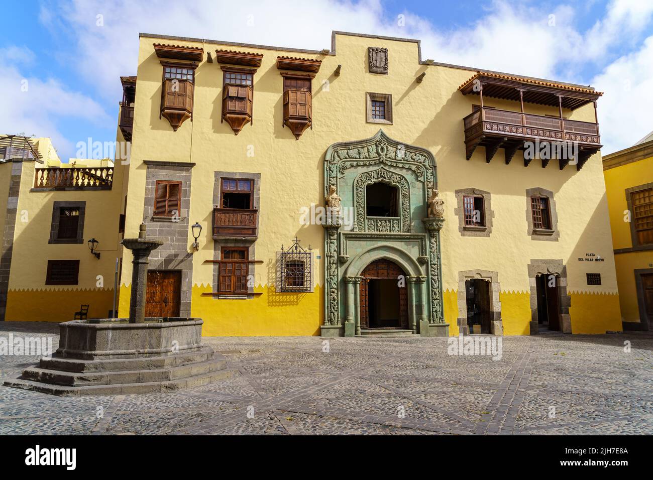 rue avec des maisons anciennes, pittoresques et charmantes aux couleurs vives dans la ville de Las Palmas de Gran Canaria. Îles Canaries. Espagne. Banque D'Images