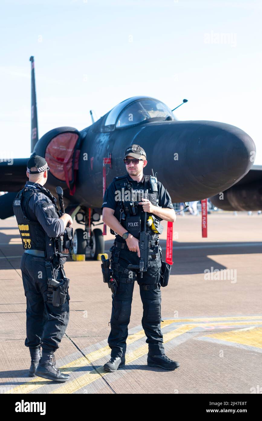 RAF Fairford, Gloucestershire, Royaume-Uni. 16th juillet 2022. L’un des plus grands spectacles aériens au monde est revenu après une pause de 3 ans en raison de la pandémie de cavid qui a conduit les forces aériennes internationales, les équipes d’exposition et les foules énormes dans les Cotswolds. Garde de police armée pour un spyplane de Lockheed U-2 Banque D'Images