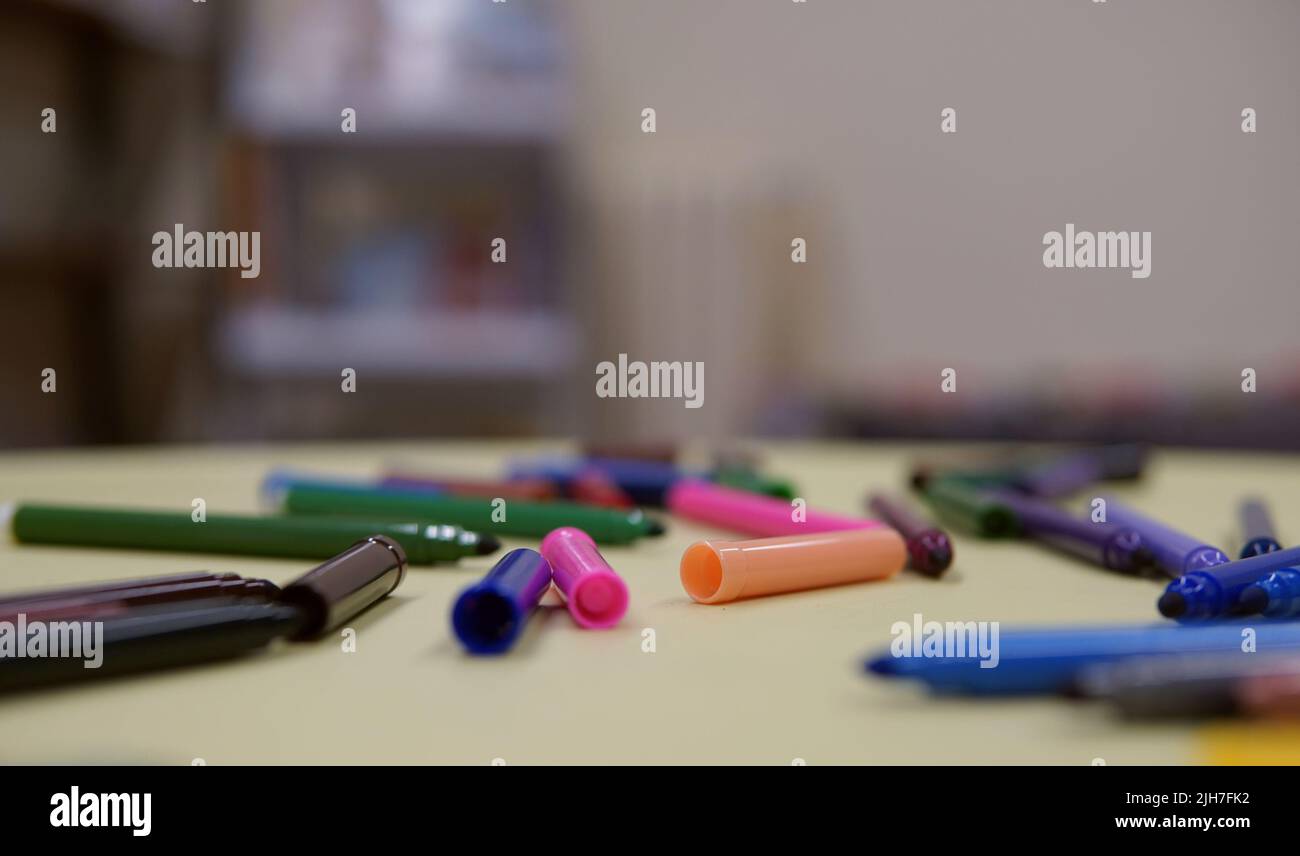 stylos feutres de couleur sur une table Banque D'Images
