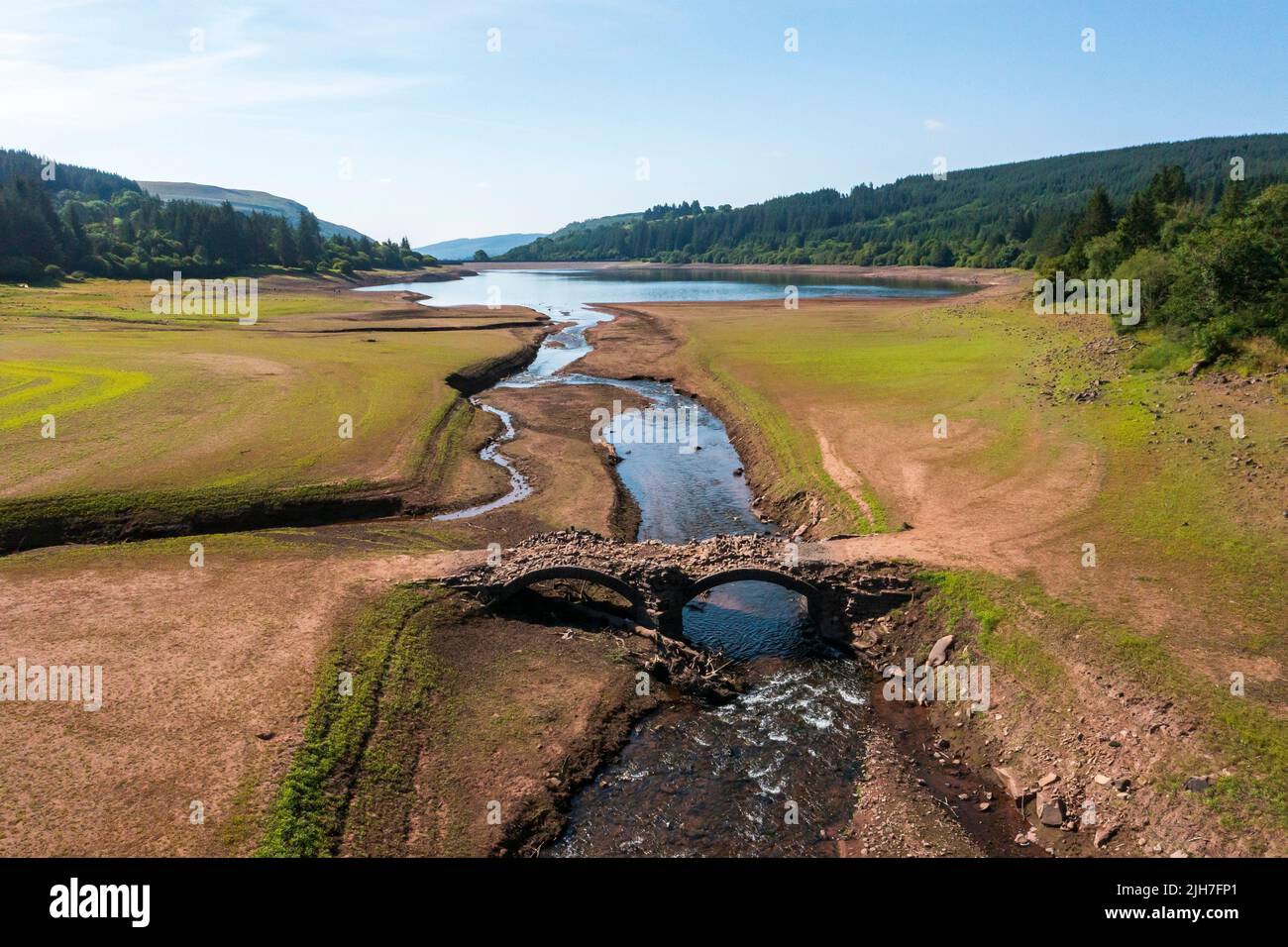 MERTHYR TYDFIL, PAYS DE GALLES - JUILLET 16 : vue aérienne d'un pont exposé normalement sous l'eau au réservoir Llwyn-on, le plus grand des trois réservoirs Banque D'Images