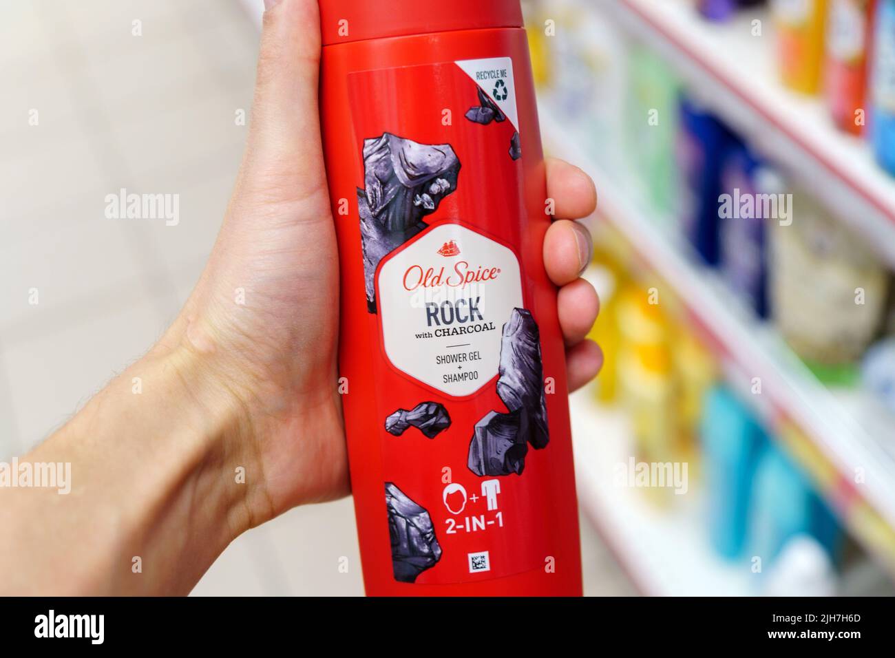 Tyumen, Russia-03 mai 2022: Le gel douche Old Spice est une marque américaine de produits pour hommes. Mise au point sélective Banque D'Images