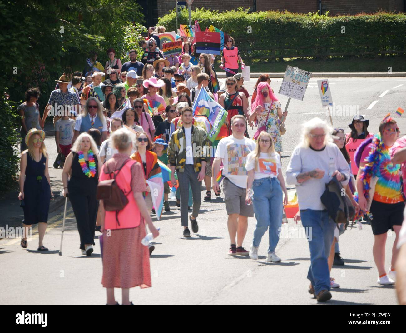 Llandrindod Wells, Powys Wales, Royaume-Uni, 16 juillet 2022. Près de 250 personnes ont participé à Powys Pride, la première célébration annuelle de et par la communauté LGBTQIA dans toute la région de Powys. S'attaquer à l'isolement social et créer un environnement sûr et amusant pour tout le monde. Crédit : Andrew Compton/Alay Live News Banque D'Images