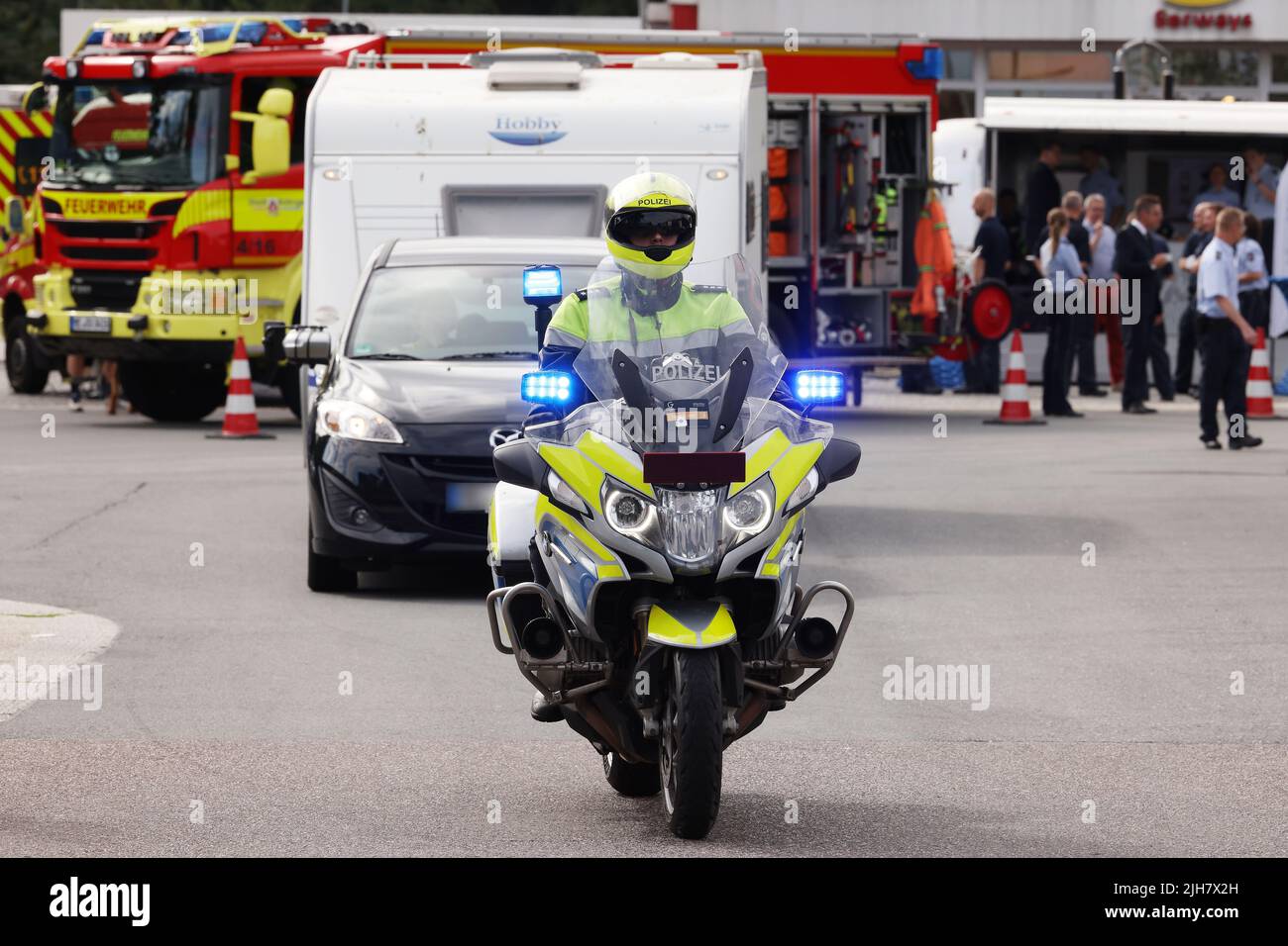Ratingen, Allemagne. 16th juillet 2022. Un motocycliste de police dirige une voiture avec une caravane à l'extérieur de l'autoroute A3 près de Ratingen vers la zone de service de Hösel pour un contrôle. La police utilise le point de mi-parcours des vacances d'été comme une opportunité pour les contrôles de circulation à l'échelle nationale. Credit: David Young/dpa - ATTENTION: Les plaques d'immatriculation ont été pixélisées pour des raisons juridiques/dpa/Alamy Live News Banque D'Images