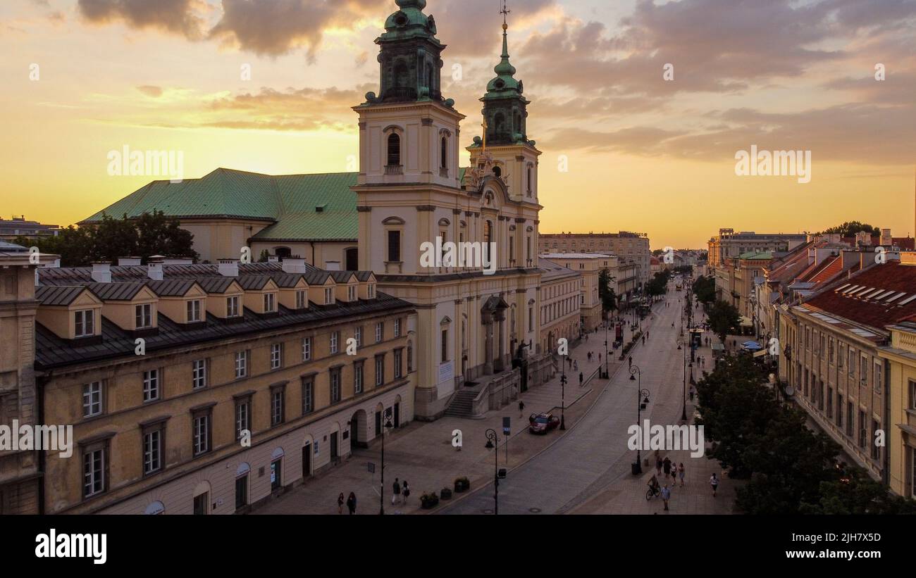 Église Sainte-Croix et Krakowskie Przedmieście au coucher du soleil, Varsovie, Pologne Banque D'Images