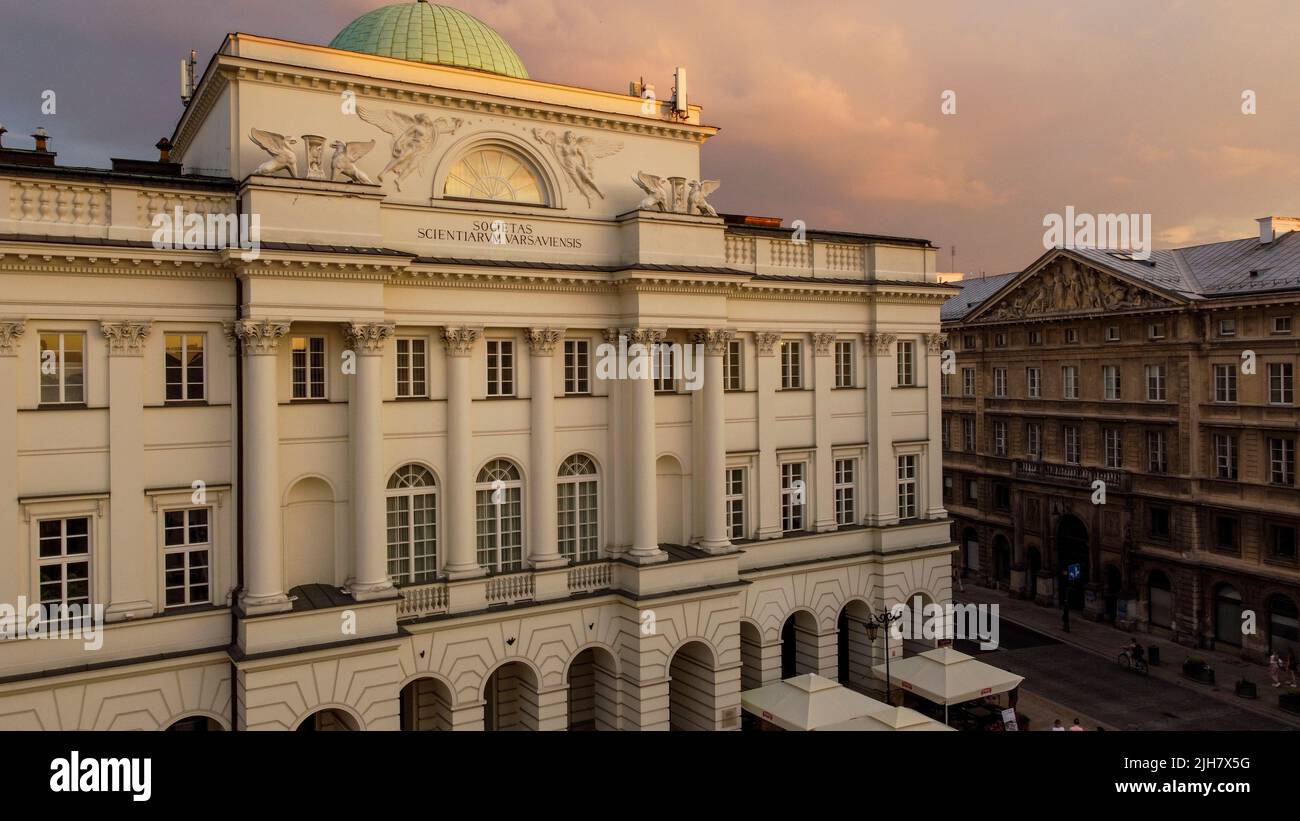 PAN (Académie polonaise des sciences) au Palais de Staszic au coucher du soleil à Krakowskie Przedmieście à Varsovie, Pologne Banque D'Images