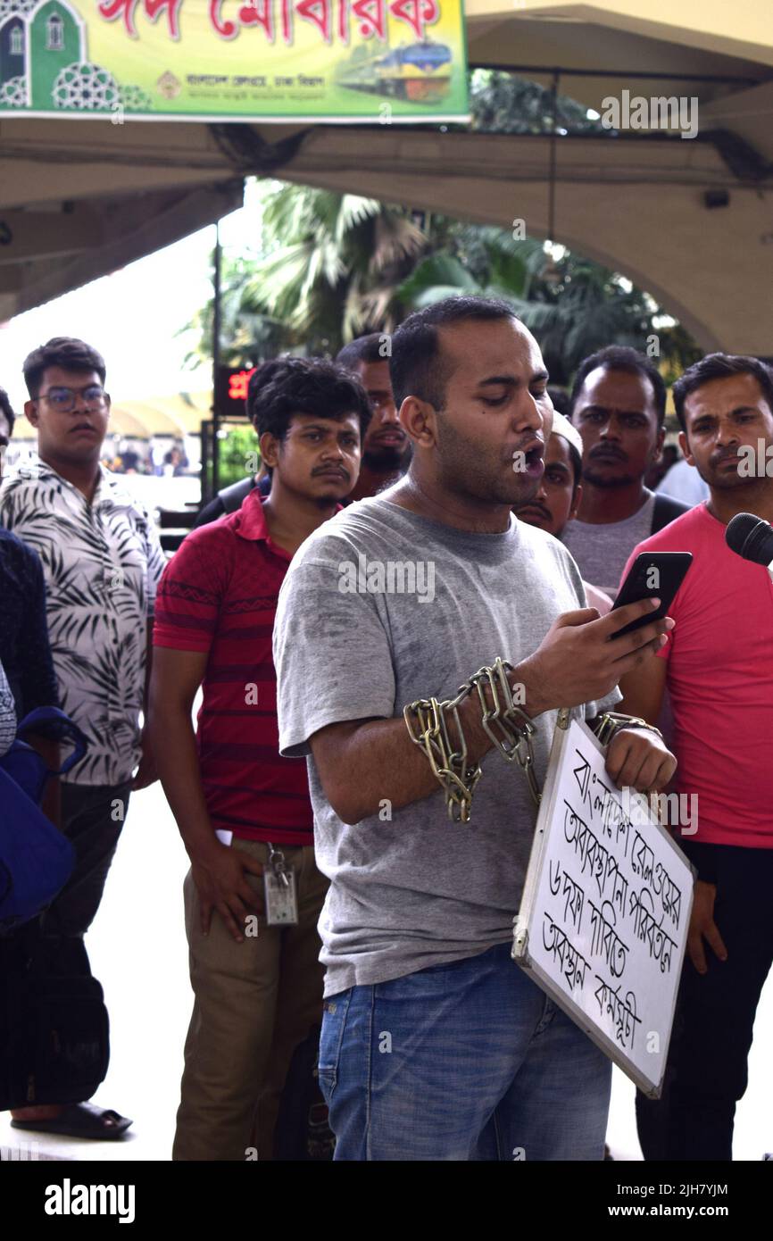 Mohiuddin Roni, étudiant à l'Université de Dhaka, a séjourné à la gare de Kamalapur, Dhaka pendant 10 jours pour protester contre la commercialisation noire des billets de train et contre la mauvaise gestion globale. Pendant Eid UL-Adha, sur son retour à la maison, il a réservé le billet de train en ligne mais n'a pas pu voyager en raison du marché noir avec le billet. Il a ensuite pris une position de protestation à la gare et a commencé à protester par des arts de la scène. Il lui-même a enchaîné ses mains. Il a présenté des demandes en 6 points et a annoncé de poursuivre son programme de sit-in jusqu'à ce que ces demandes soient acceptées. Déjà les photos et la vidéo Banque D'Images