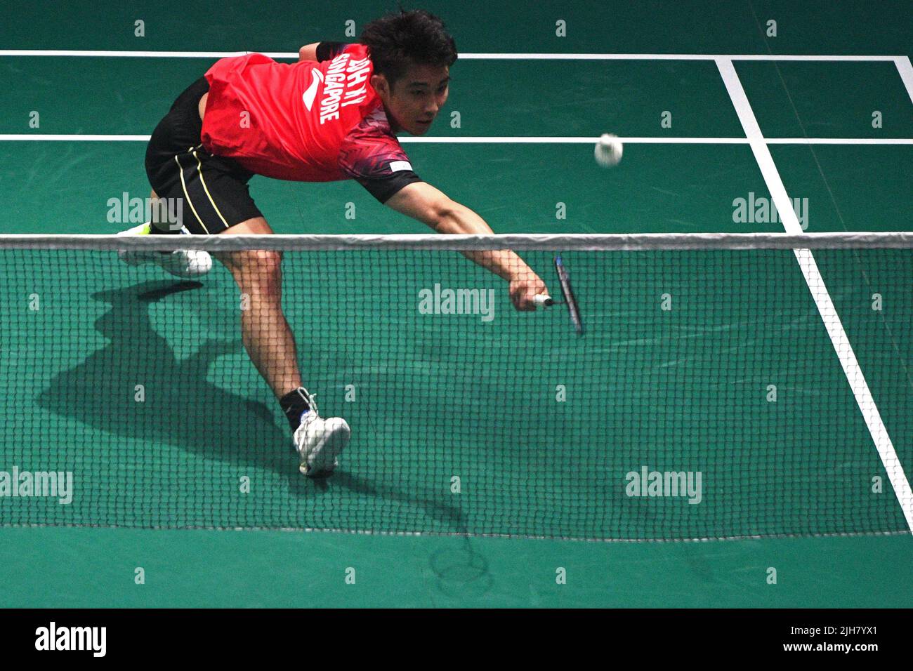 Singapour. 16th juillet 2022. LOH Kean Yew, de Singapour, est en compétition pendant la demi-finale masculine contre Anthony Sinisuka Garting, de l'Indonésie, au tournoi de badminton ouvert 2022 de Singapour, à Singapour, au 16 juillet 2022. Crédit: Puis Chih Wey/Xinhua/Alay Live News Banque D'Images