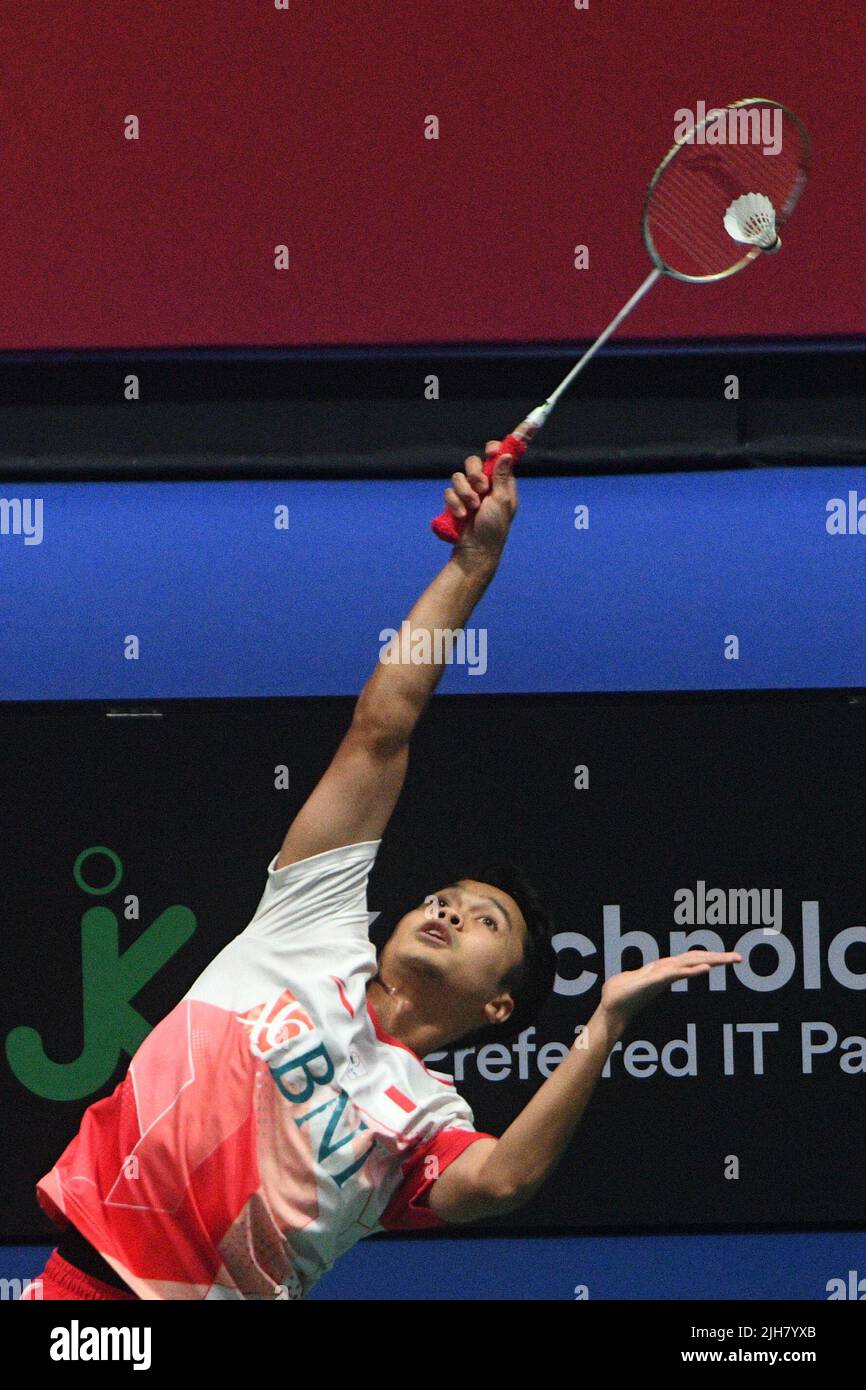 Singapour. 16th juillet 2022. Anthony Sinisuka Gainting, de l'Indonésie, est en compétition pendant la demi-finale masculine contre Loh Kean Yew, de Singapour, au tournoi de badminton ouvert 2022 à Singapour, 16 juillet 2022. Crédit: Puis Chih Wey/Xinhua/Alay Live News Banque D'Images