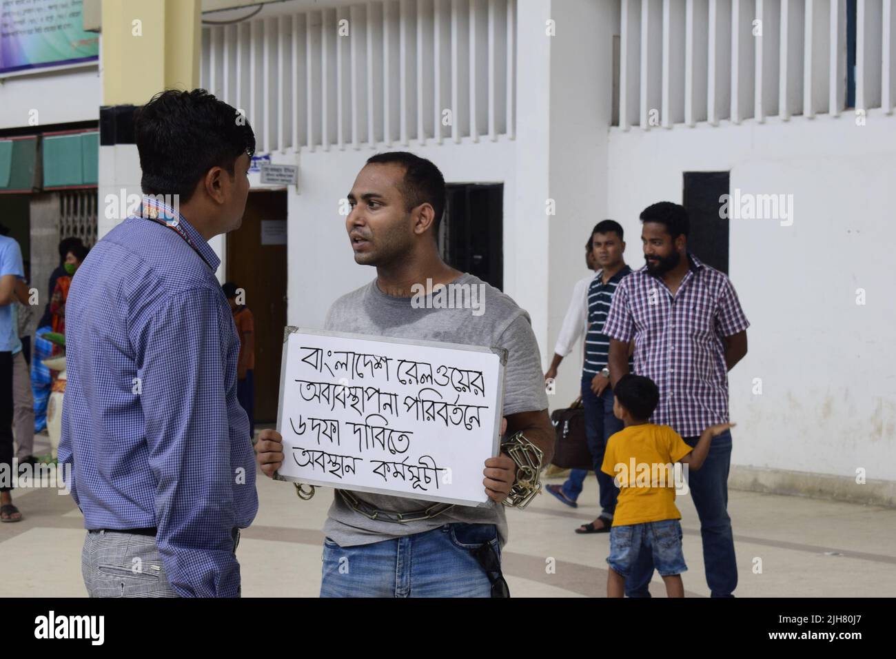 16 juillet 2022, Dhaka, Dhaka, Bangladesh : Mohiuddin Roni, Un étudiant de l'Université de Dhaka, a séjourné à la gare de Kamalapur, Dhaka pendant 10 jours pour protester contre la commercialisation noire des billets de train et la mauvaise gestion globale. Pendant Eid UL-Adha, sur son retour à la maison, il a réservé le billet de train en ligne mais n'a pas pu voyager en raison du marché noir avec le billet. Il a ensuite pris une position de protestation à la gare et a commencé à protester par des arts de la scène. Il lui-même a enchaîné ses mains. Il a présenté des demandes en 6 points et a annoncé de poursuivre son programme de sit-in jusqu'à ce qu'elles soient Banque D'Images