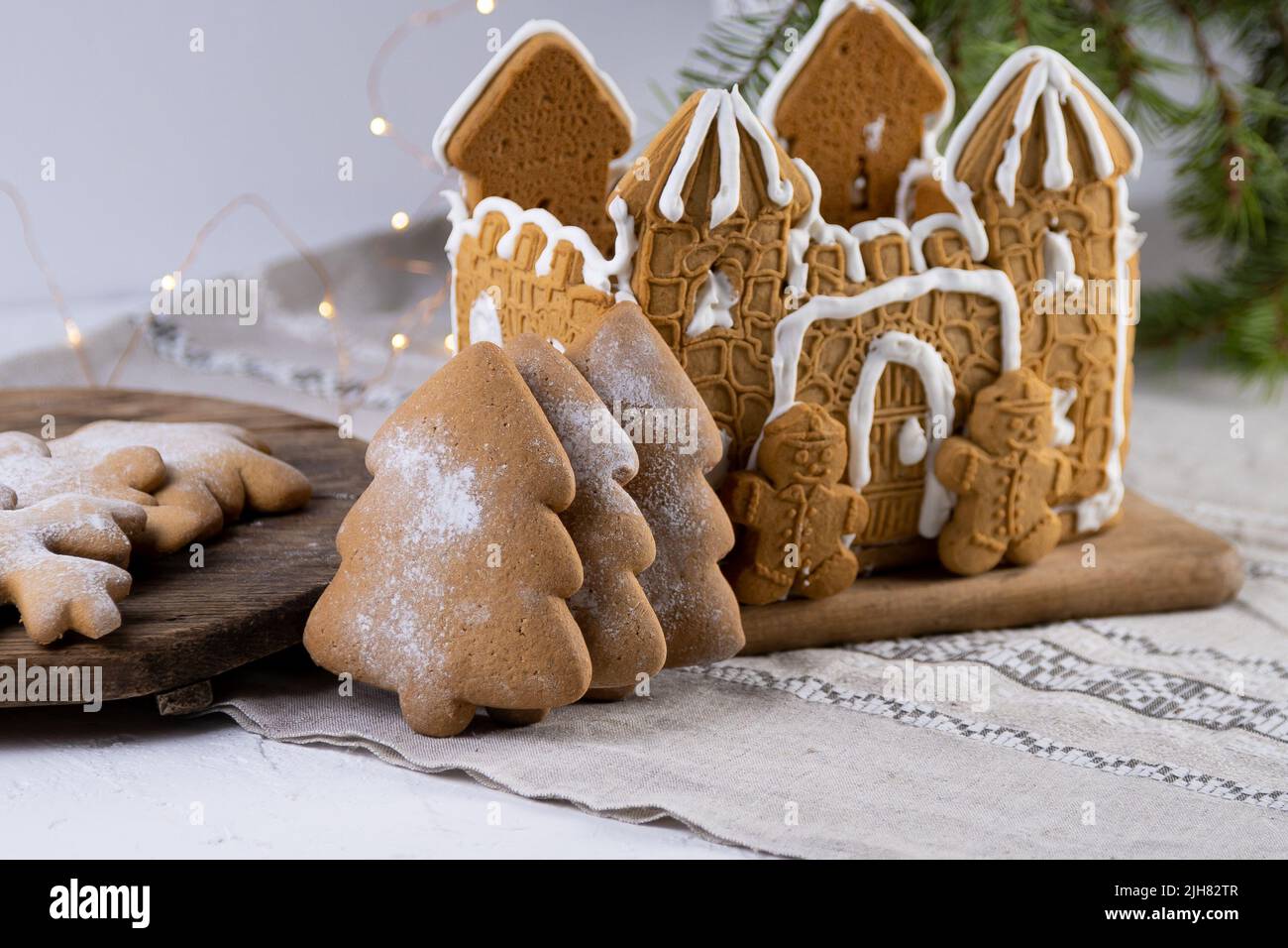 Maison de pain d'épice et biscuits pâtisserie de noël. Pâte de gingembre pour la nouvelle année. Dessert sucré. Pain d'épice en forme d'arbre de Noël. Banque D'Images