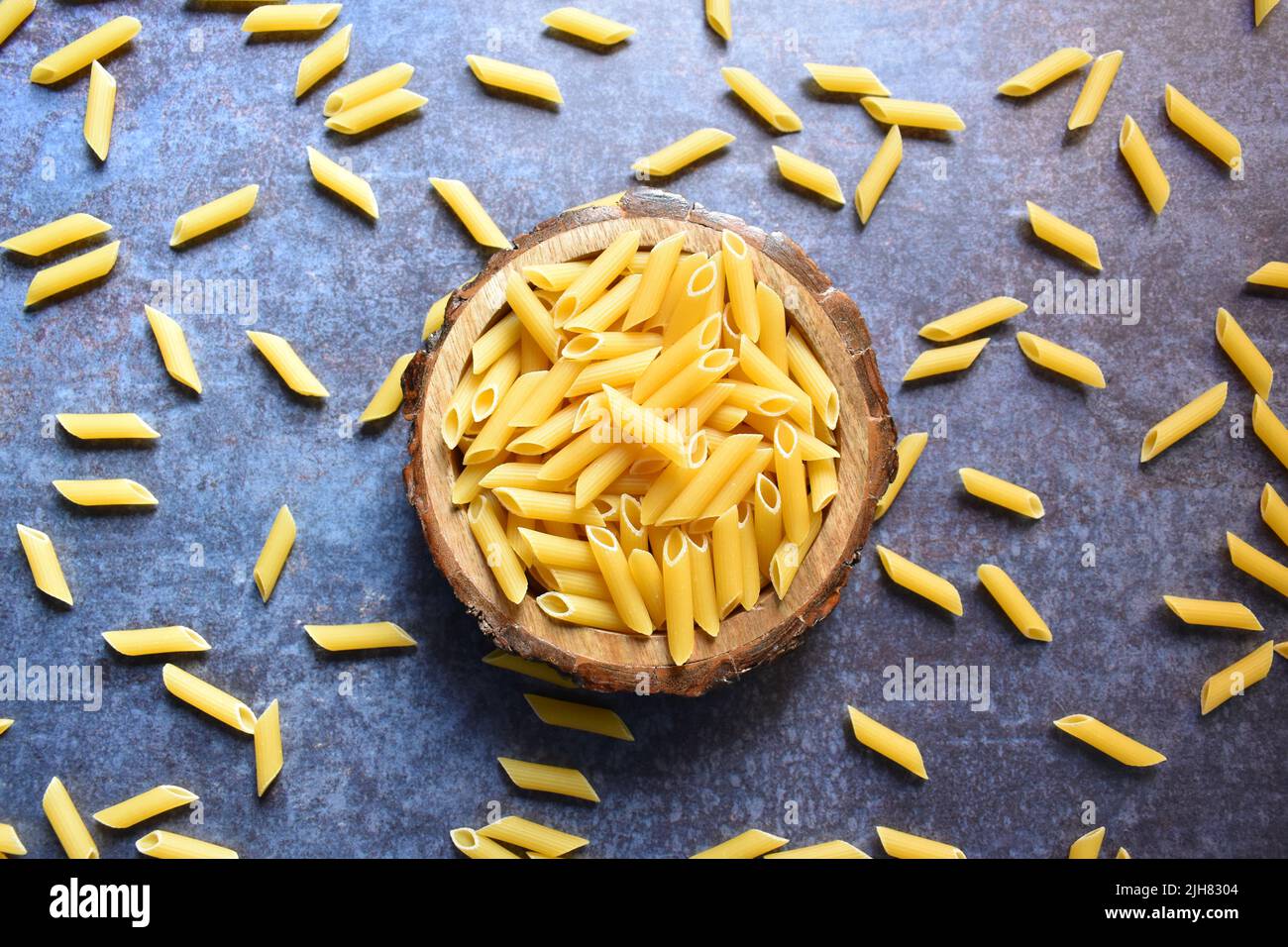 Pâtes de penne rigate séchées entières Banque D'Images