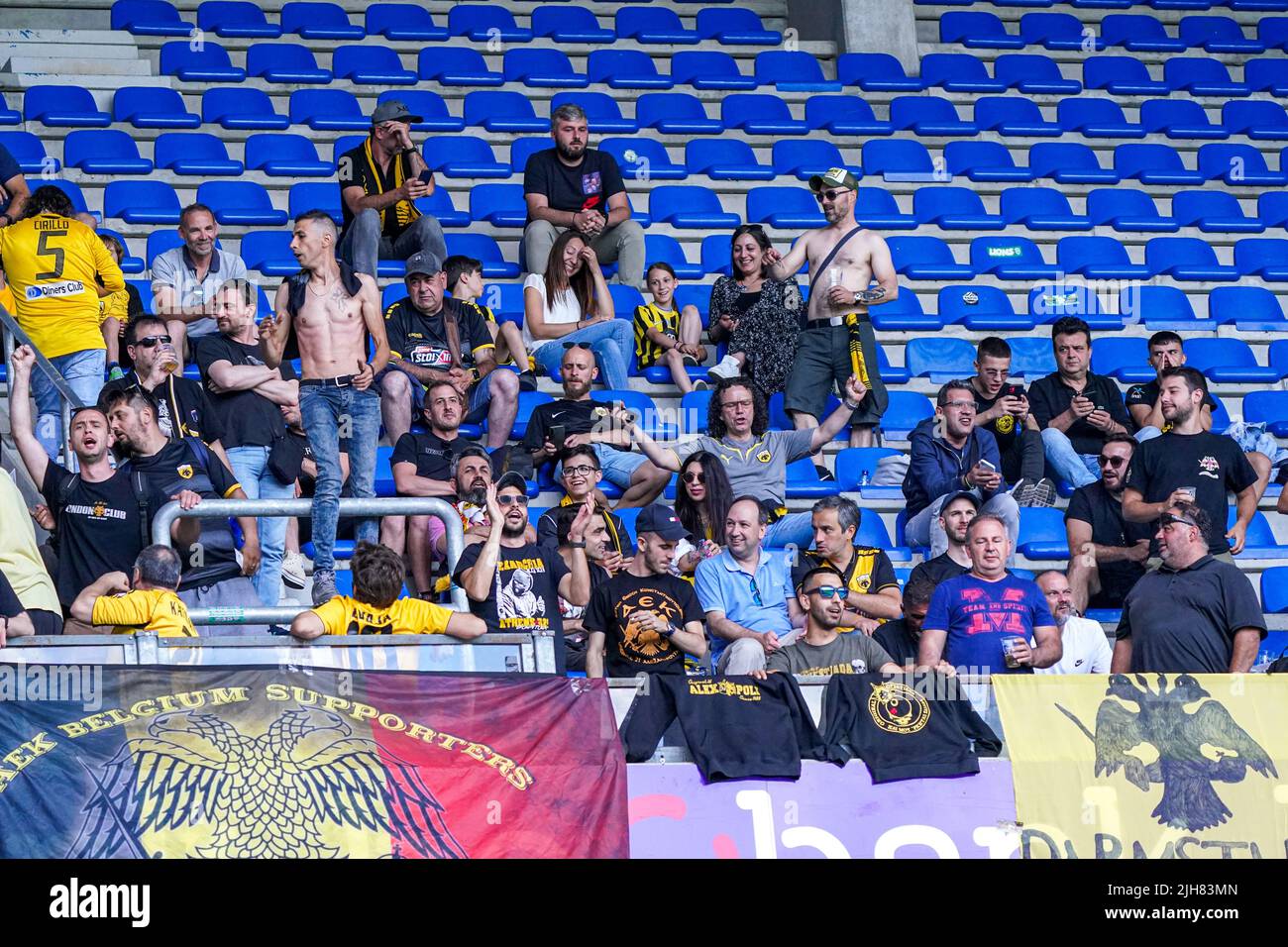 GENK, BELGIQUE - JUILLET 16 : les supporters AEK Athene avant le match amical entre KRC Genk et AEK Athene à l'arène Cegeka sur 16 juillet 2022 à Genk, Belgique (photo de Jeroen Meuwsen/Orange Pictures) Banque D'Images