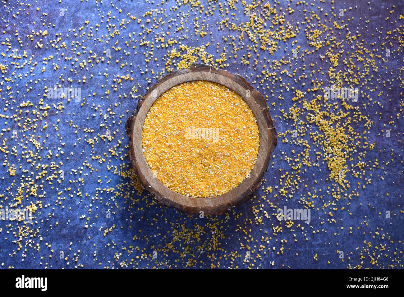 Grains de maïs secs brisés crus Banque D'Images