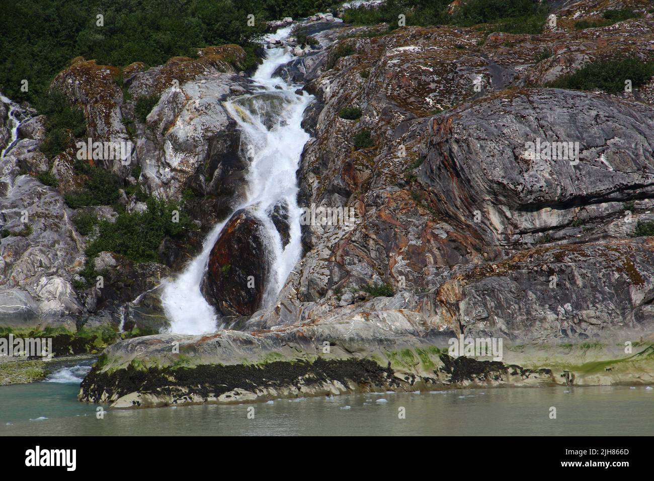 Cascade dans le fjord Tracy Arm dans les chaînes limitrophes de l'Alaska, aux États-Unis Banque D'Images