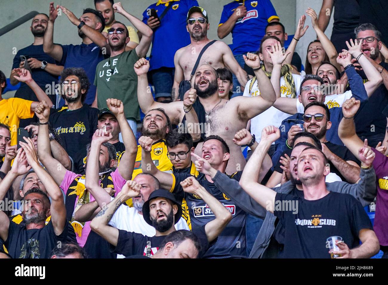 GENK, BELGIQUE - JUILLET 16: AEK Athene supporters lors du match amical entre KRC Genk et AEK Athene à l'arène Cegeka sur 16 juillet 2022 à Genk, Belgique (photo de Jeroen Meuwsen/Orange Pictures) Banque D'Images