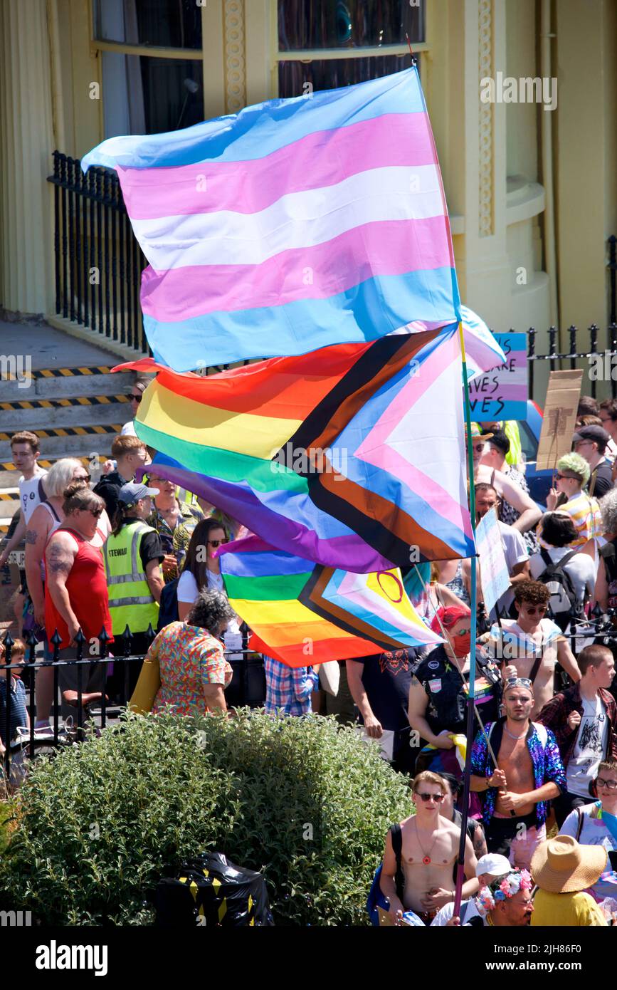 Procession du TRANS Pride Festival, Brighton et Hove. 16 juillet 2022. Les gens se rassemblent pour le point culminant du Trans Pride Rally and Festival annuel à Brunswick Square, Brighton & Hove, en Angleterre. Credit: J. Marshall / Alamy Live News Banque D'Images
