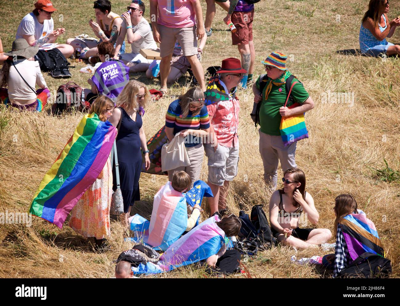 Procession du TRANS Pride Festival, Brighton et Hove. 16 juillet 2022. Les gens se rassemblent pour le point culminant du Trans Pride Rally and Festival annuel à Brunswick Square, Brighton & Hove, en Angleterre. Credit: J. Marshall / Alamy Live News Banque D'Images