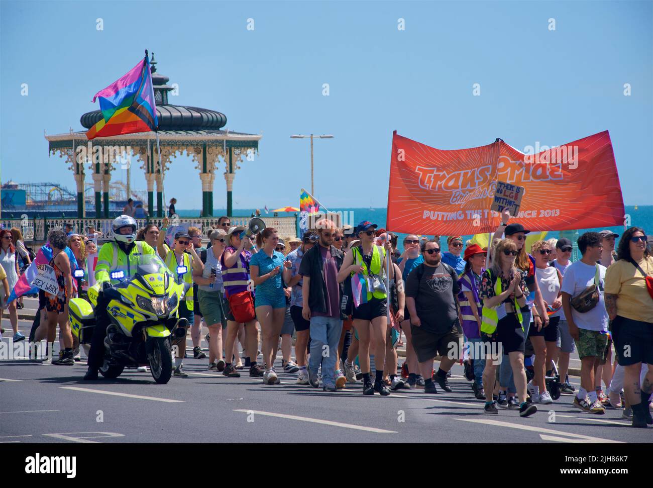 La marche de protestation TRANS Pride Brighton & Hove se fait le long du front de mer, Brighton & Hove. 16 juillet 2022. Credit: J. Marshall / Alamy Live News Banque D'Images