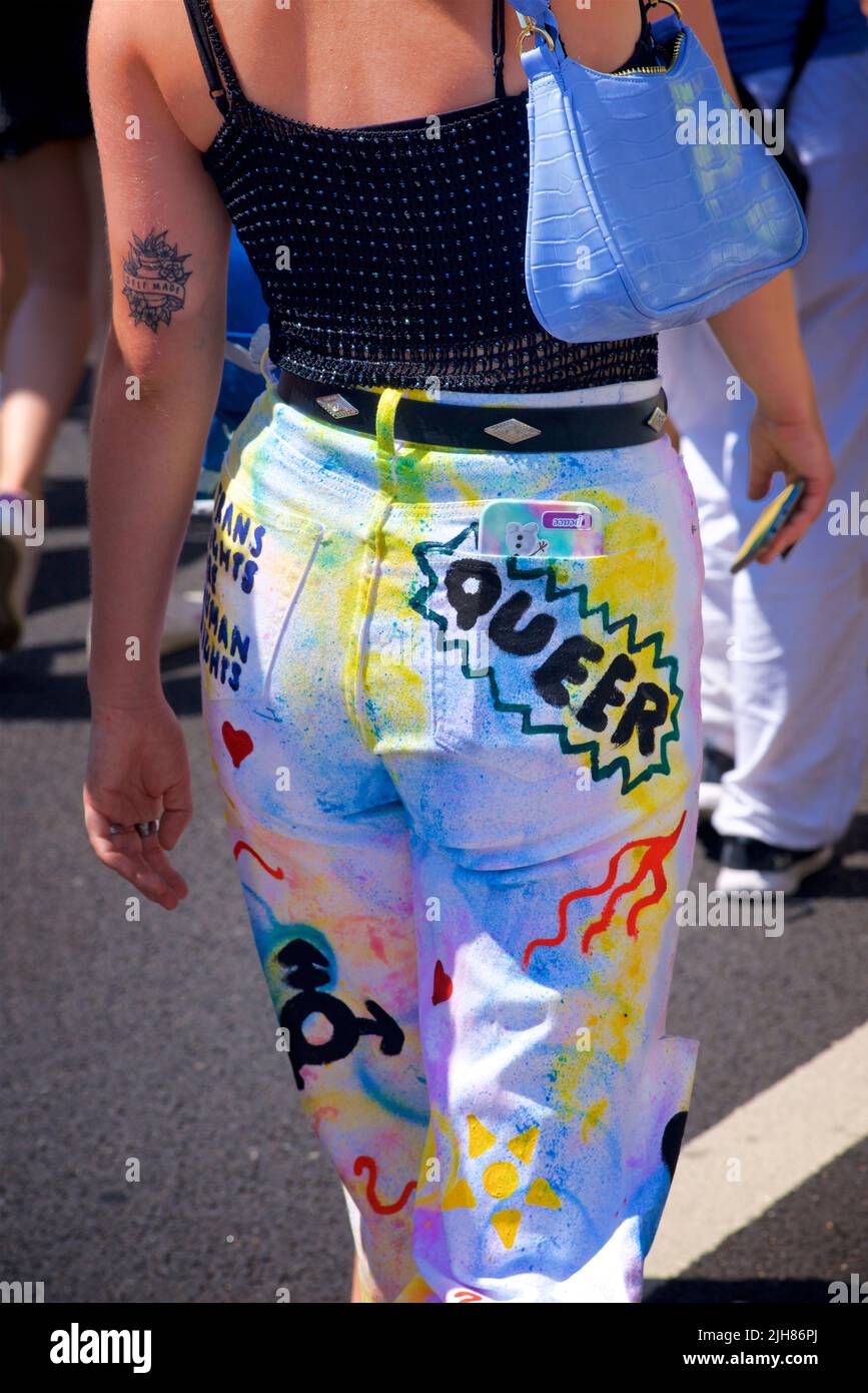 La marche de protestation TRANS Pride Brighton & Hove se fait le long du front de mer, Brighton & Hove. Détail des vêtements colorés des participants. 16 juillet 2022. Credit: J. Marshall / Alamy Live News Banque D'Images