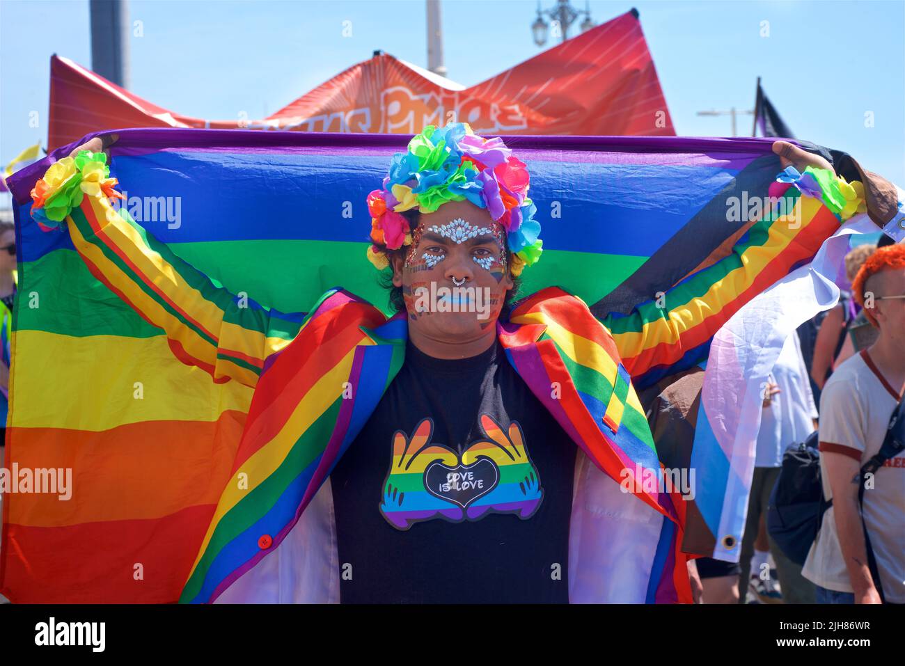 La marche de protestation TRANS Pride Brighton & Hove se fait le long du front de mer, Brighton & Hove. Un participant coloré s'arrête pour prendre une photo. 16 juillet 2022. Credit: J. Marshall / Alamy Live News Banque D'Images