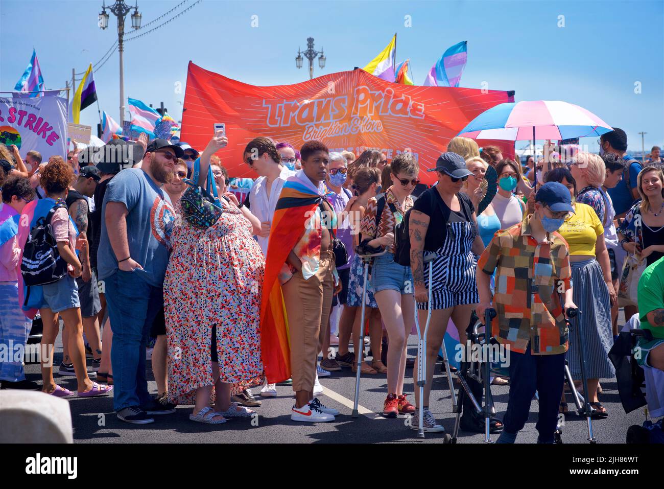 La marche de protestation TRANS Pride Brighton & Hove se fait le long du front de mer, Brighton & Hove. 16 juillet 2022. Credit: J. Marshall / Alamy Live News Banque D'Images