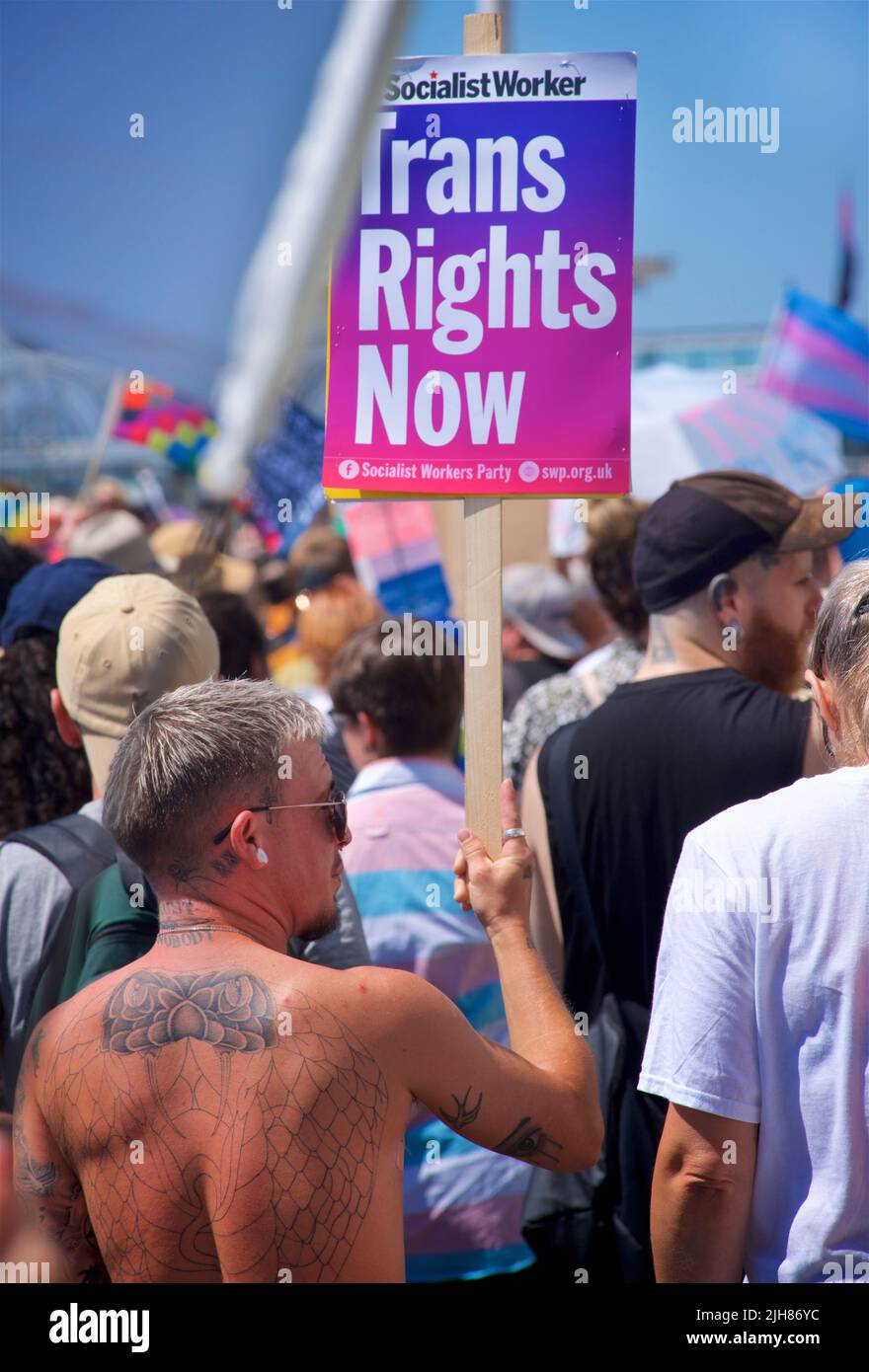 La marche de protestation TRANS Pride Brighton & Hove se fait le long du front de mer, Brighton & Hove. L'étiquette lit les DROITS de transmission MAINTENANT. 16 juillet 2022. Credit: J. Marshall / Alamy Live News Banque D'Images