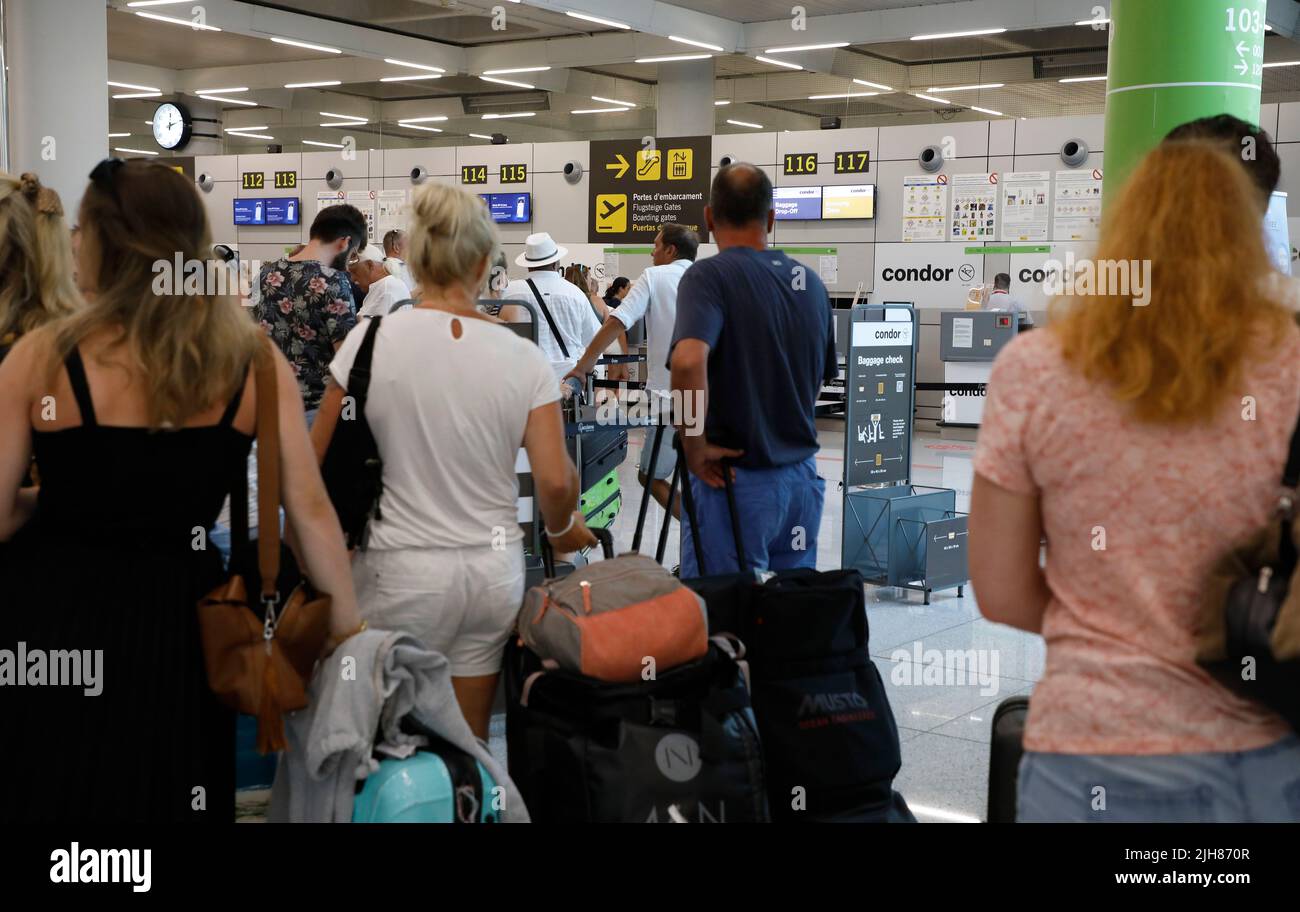 Palma, Espagne. 16th juillet 2022. Les voyageurs attendent au comptoir de l'aéroport de la compagnie Condor pour l'enregistrement des bagages. Le week-end (16./17.07.2022) plus de vols sont opérés à l'aéroport de Majorque qu'avant la pandémie. Credit: Clara Margais/dpa/Alay Live News Banque D'Images