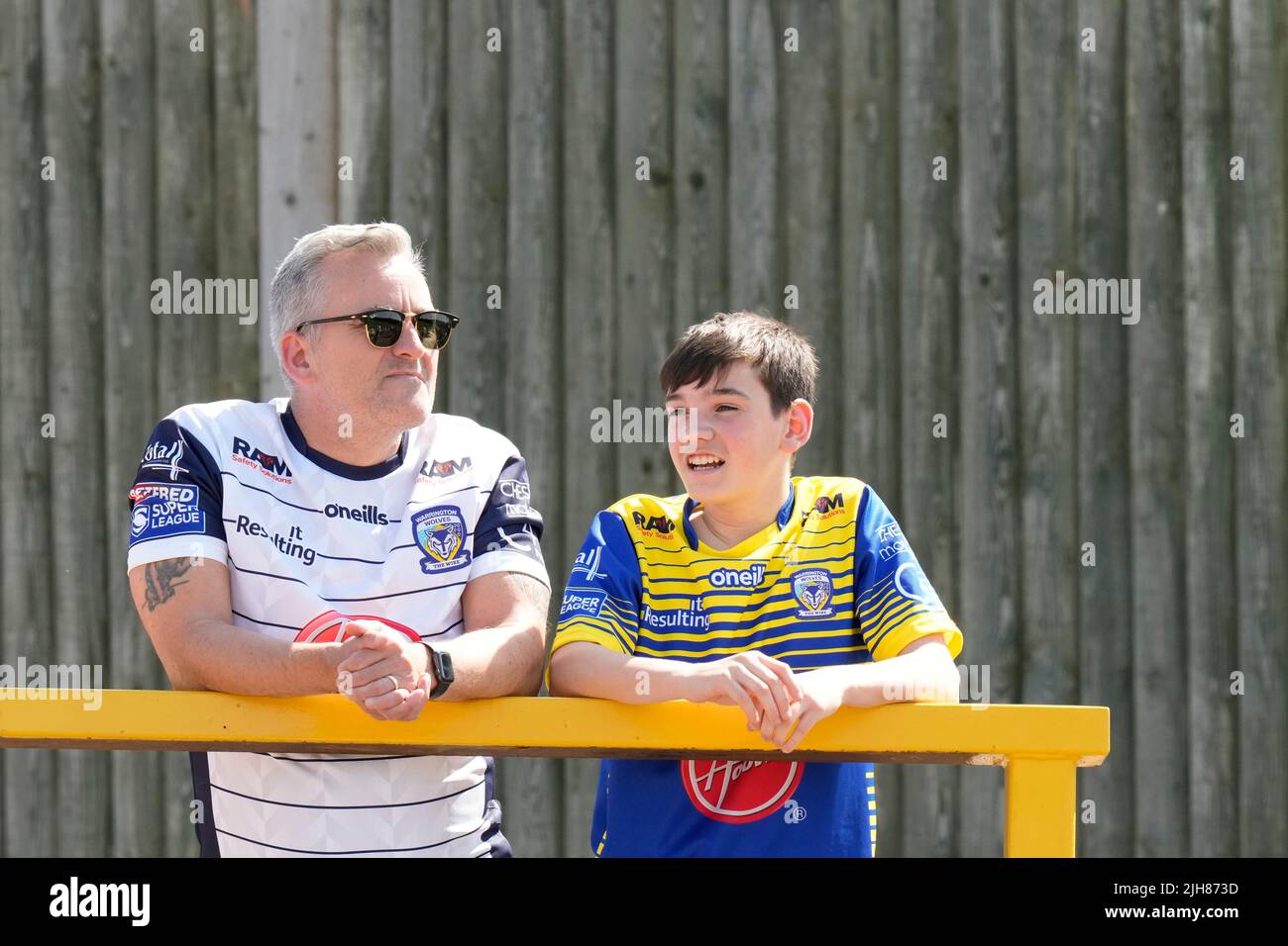 Castleford, Royaume-Uni. 16th juillet 2022. Warrington Wolves fans avant le match à Castleford, Royaume-Uni le 7/16/2022. (Photo de Steve Flynn/News Images/Sipa USA) crédit: SIPA USA/Alay Live News Banque D'Images