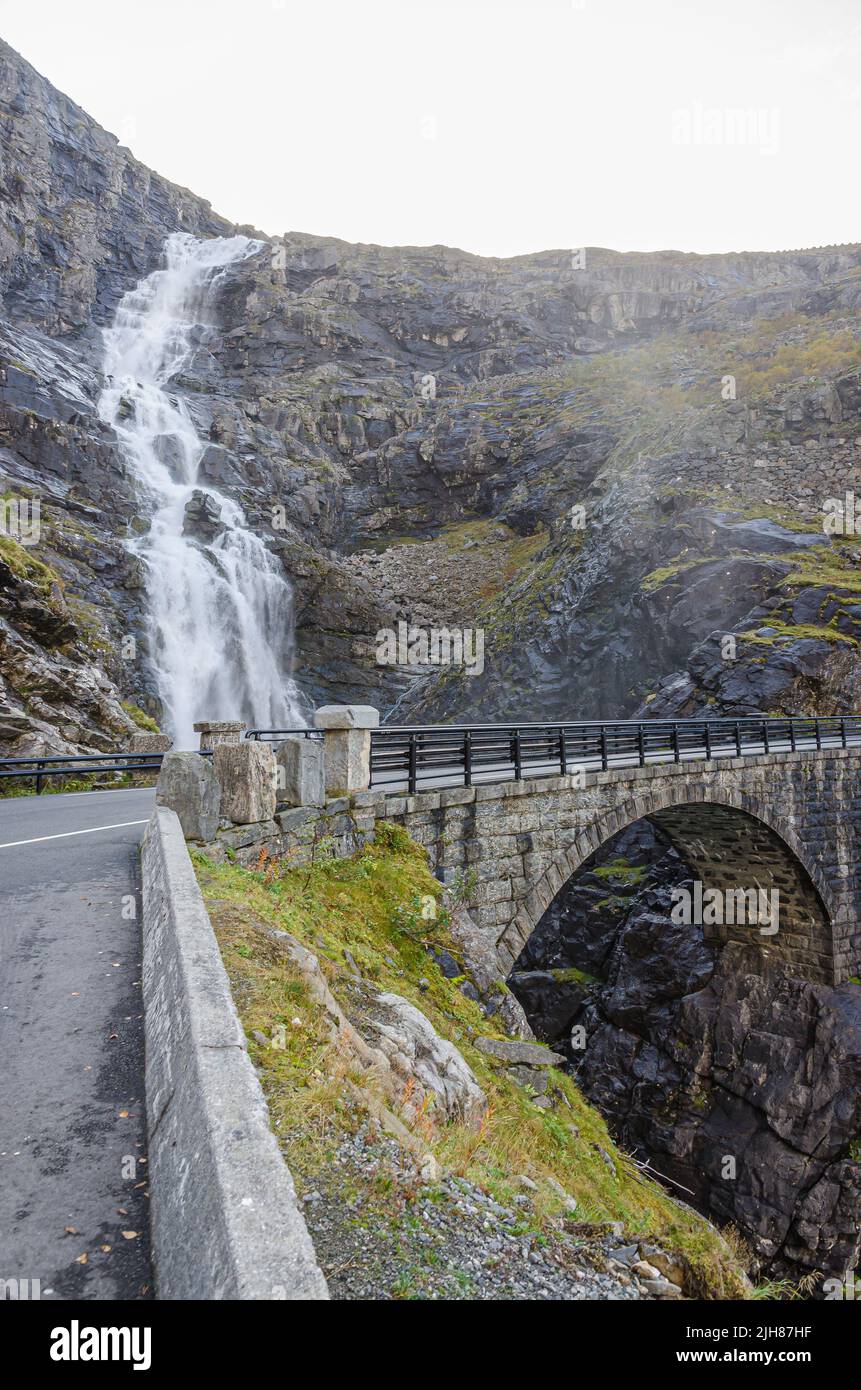 Trollstigen (sentier du Troll), de la Norvège à l'automne temps Banque D'Images