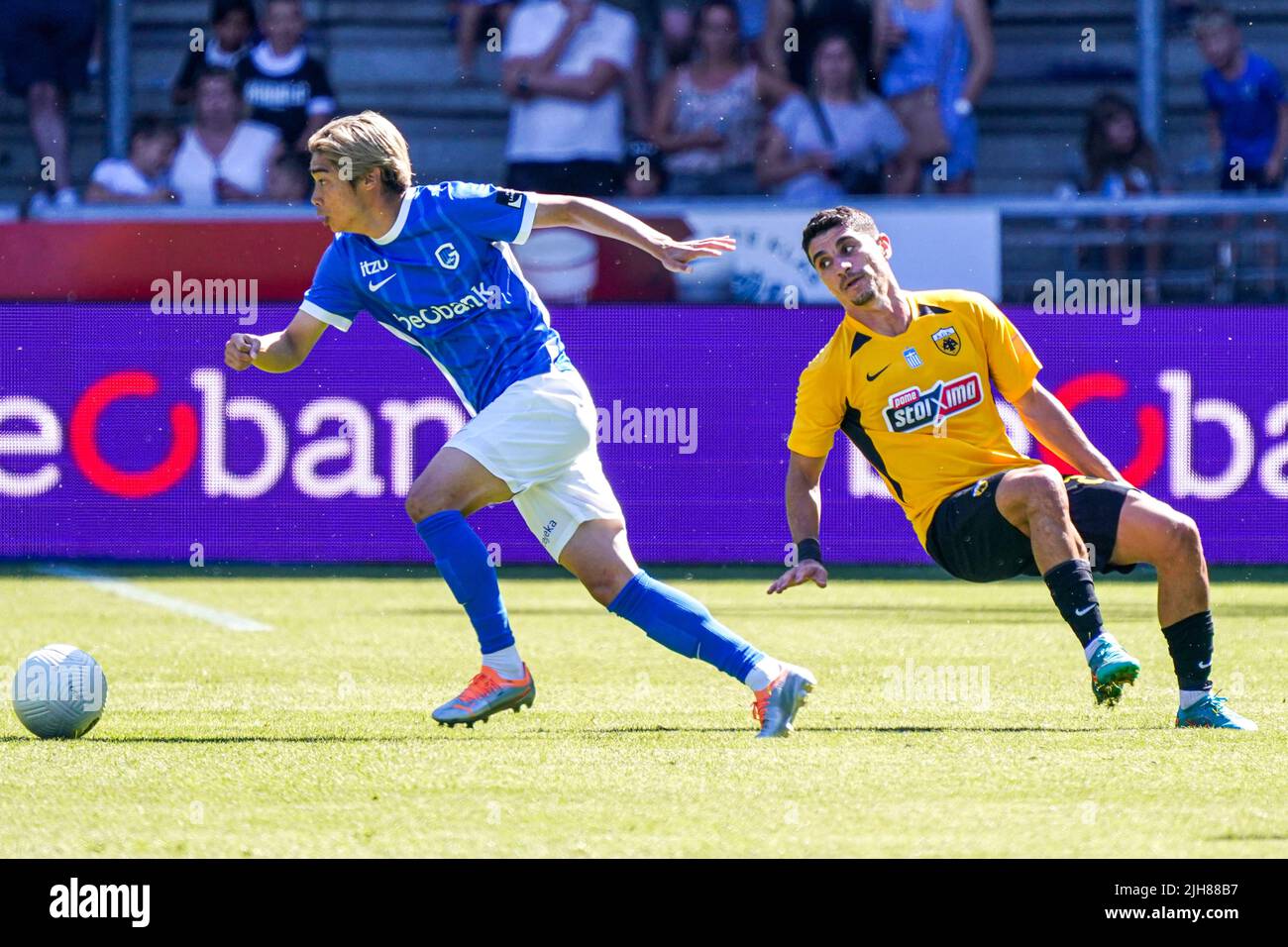 GENK, BELGIQUE - JUILLET 16 : Junya Ito de KRC Genk pendant le match amical entre KRC Genk et AEK Athene à l'arène Cegeka sur 16 juillet 2022 à Genk, Belgique (photo de Jeroen Meuwsen/Orange Pictures) Banque D'Images