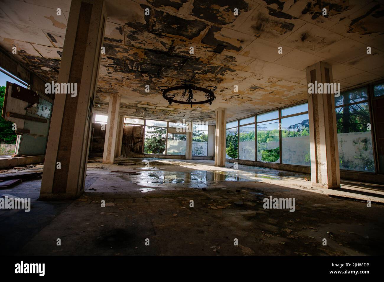 Vieux bâtiment abandonné pourri avec des fenêtres cassées Banque D'Images