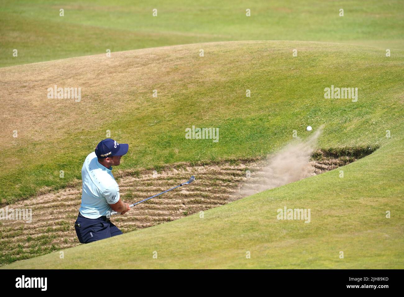 Le Corey Conners de CanADIA sort d'un bunker le 17th au cours du troisième jour de l'Open at the Old course, St Andrews. Date de la photo: Samedi 16 juillet 2022. Banque D'Images